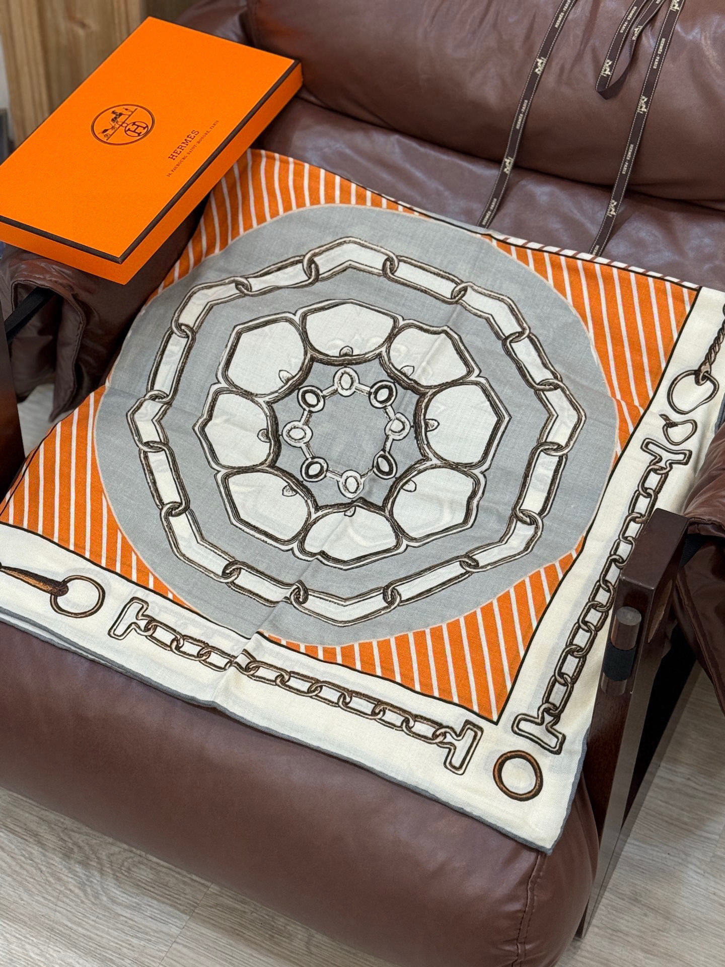 💟2025年早秋上新💞【双面同色丝绒方巾】手工卷边山羊绒和真丝混纺披肩(70%山羊绒,30%桑蚕丝)这款