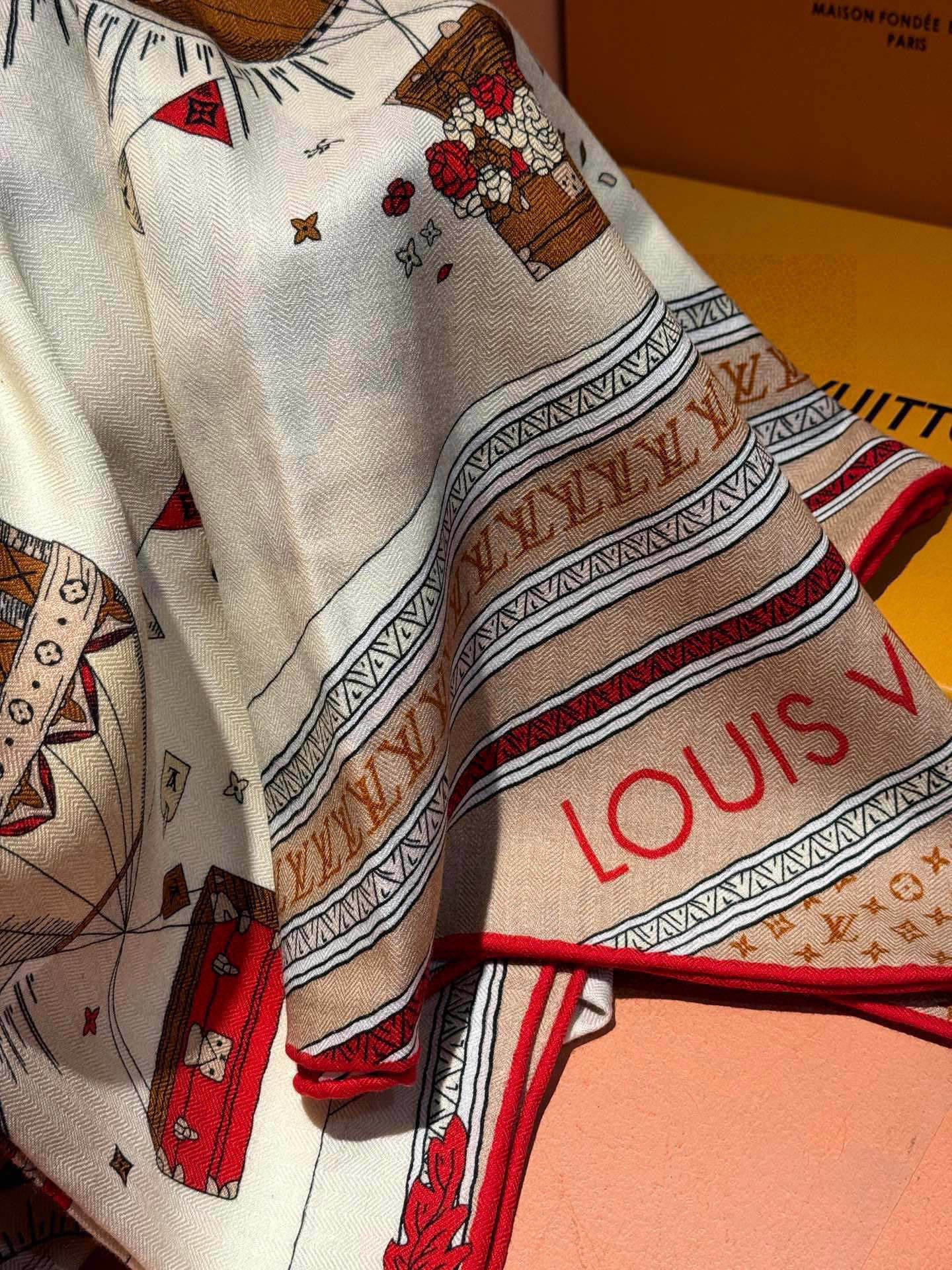 ❄【双面同色】原单Lv140cm丝绒方巾,《热气球》,本款方巾全新加入 U价🉐️ and Away 系列