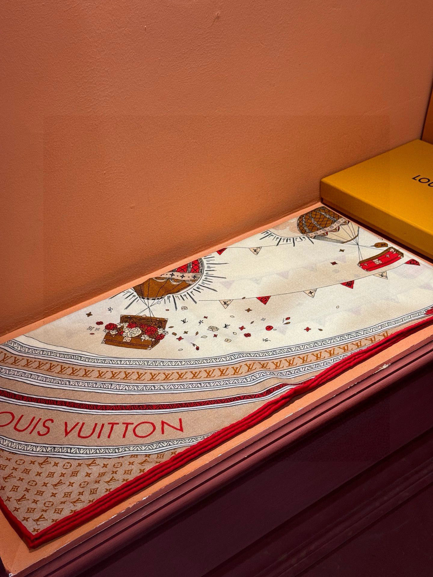 ❄【双面同色】原单Lv140cm丝绒方巾,《热气球》,本款方巾全新加入 U价🉐️ and Away 系列