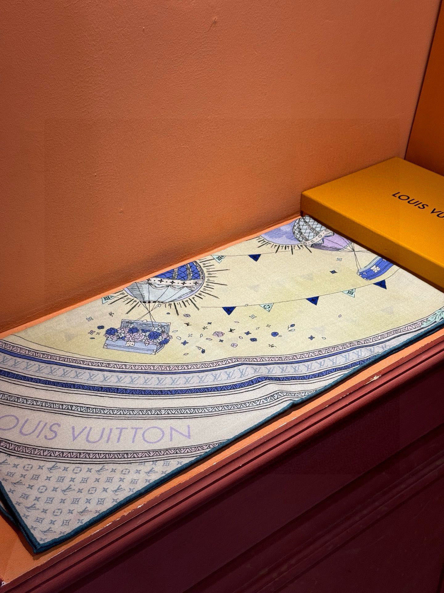 ❄【双面同色】原单Lv140cm丝绒方巾,《热气球》,本款方巾全新加入 U价🉐️ and Away 系列