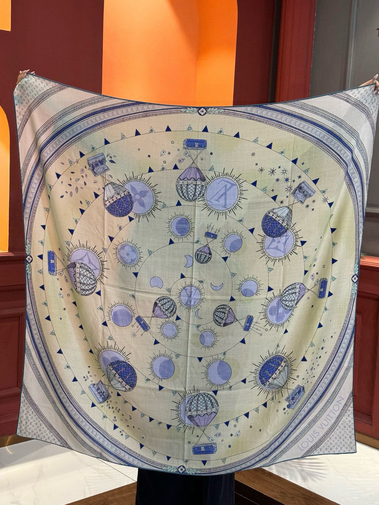 ❄【双面同色】原单Lv140cm丝绒方巾,《热气球》,本款方巾全新加入 U价🉐️ and Away 系列