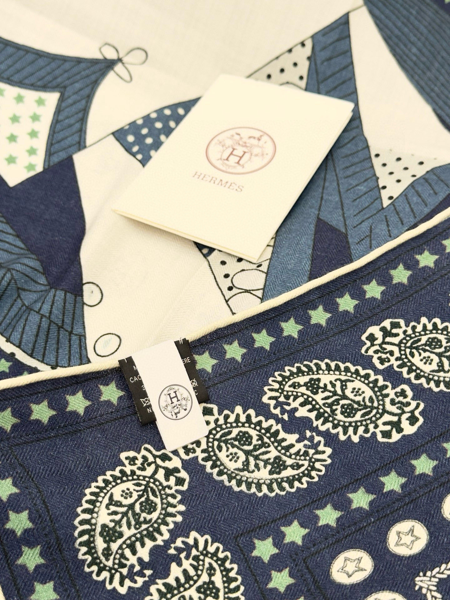 💟羊绒新款🆕👏👏买了都说好看‼️推荐💕爱马仕双面同色羊绒方巾,顶级工艺超值‼️爱马仕专柜爆款🎁💟立体呈现