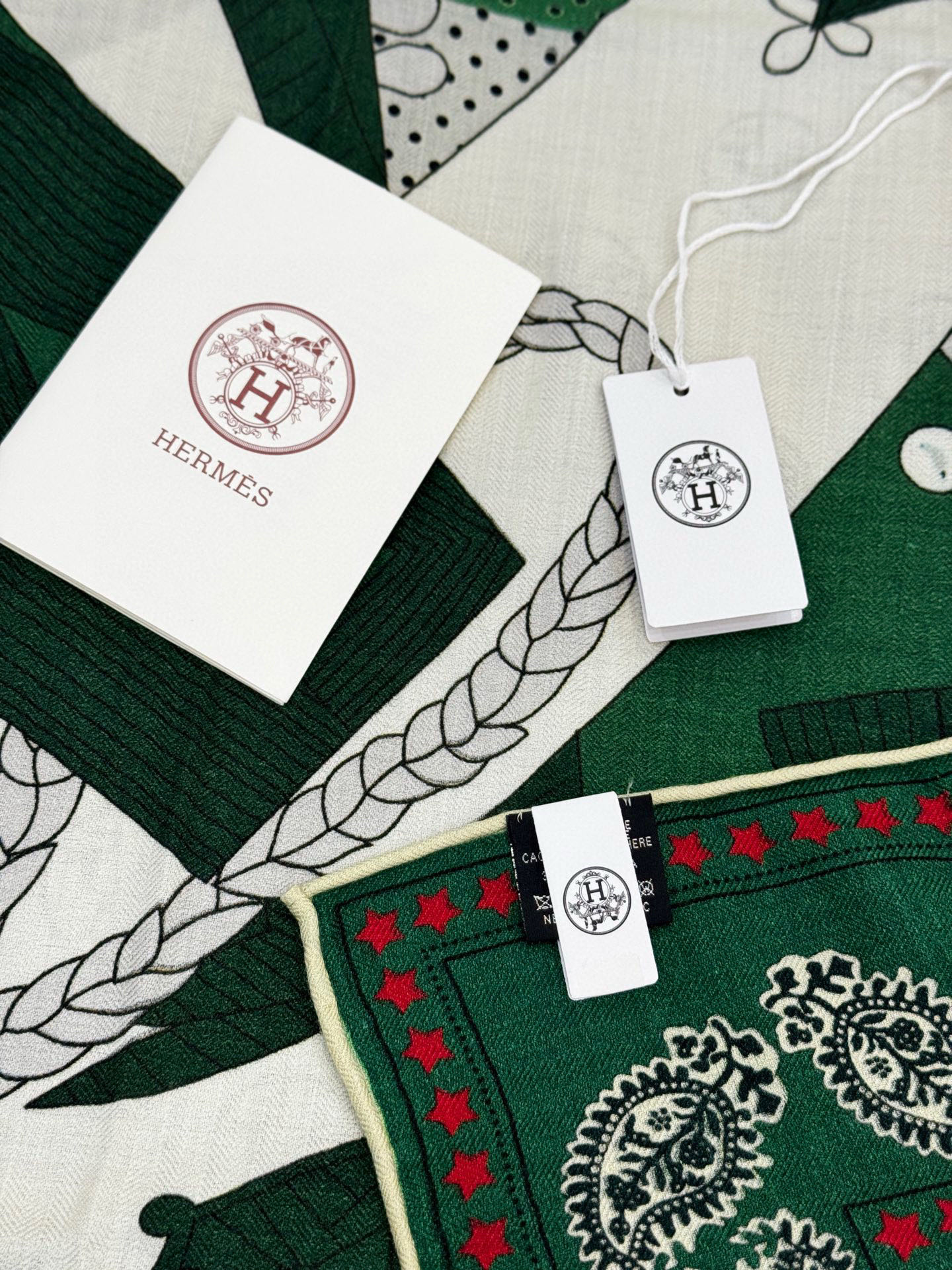 💟羊绒新款🆕👏👏买了都说好看‼️推荐💕爱马仕双面同色羊绒方巾，顶级工艺超值‼️爱马仕专柜爆款🎁💟立体呈现