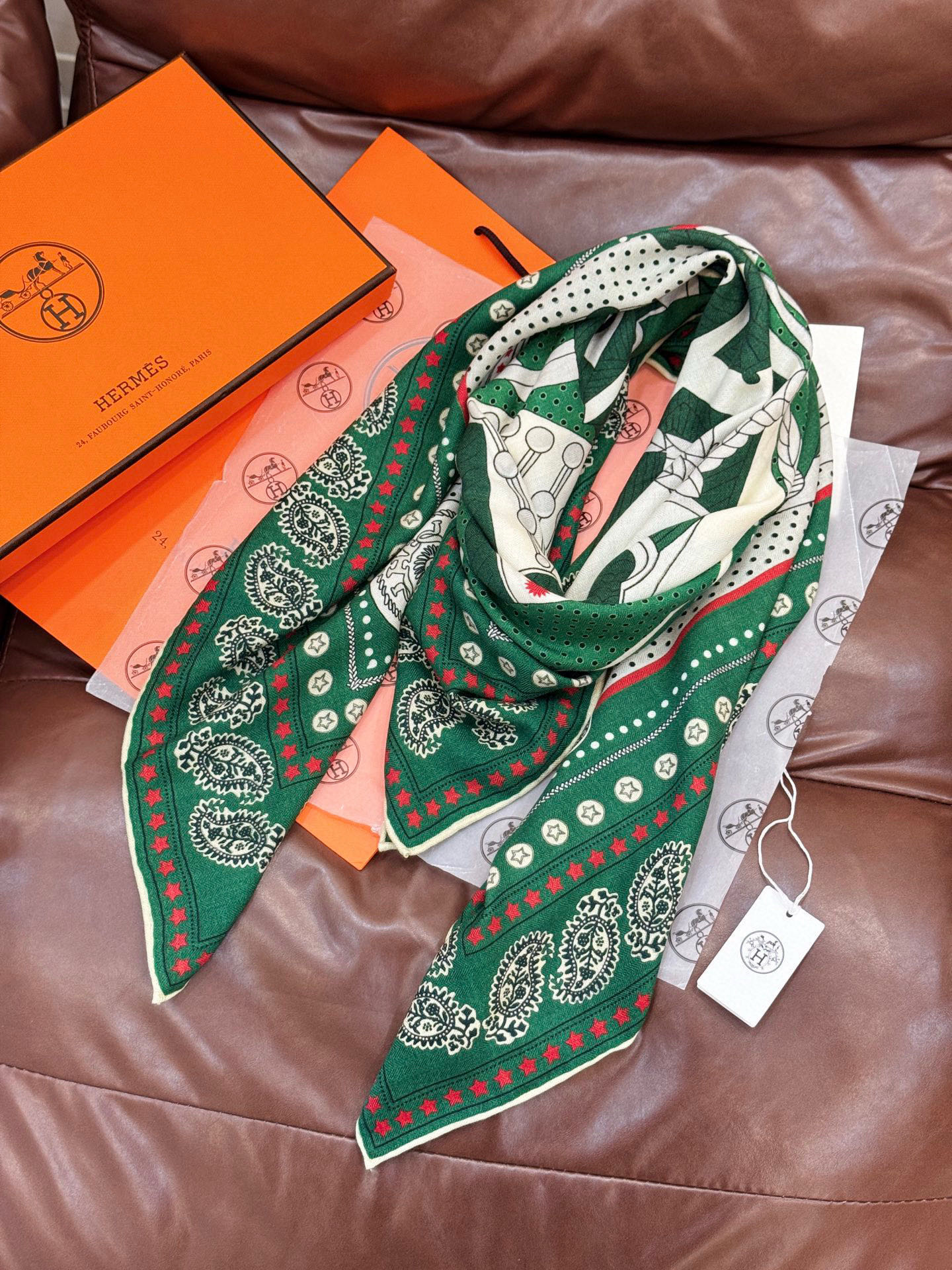 💟羊绒新款🆕👏👏买了都说好看‼️推荐💕爱马仕双面同色羊绒方巾，顶级工艺超值‼️爱马仕专柜爆款🎁💟立体呈现