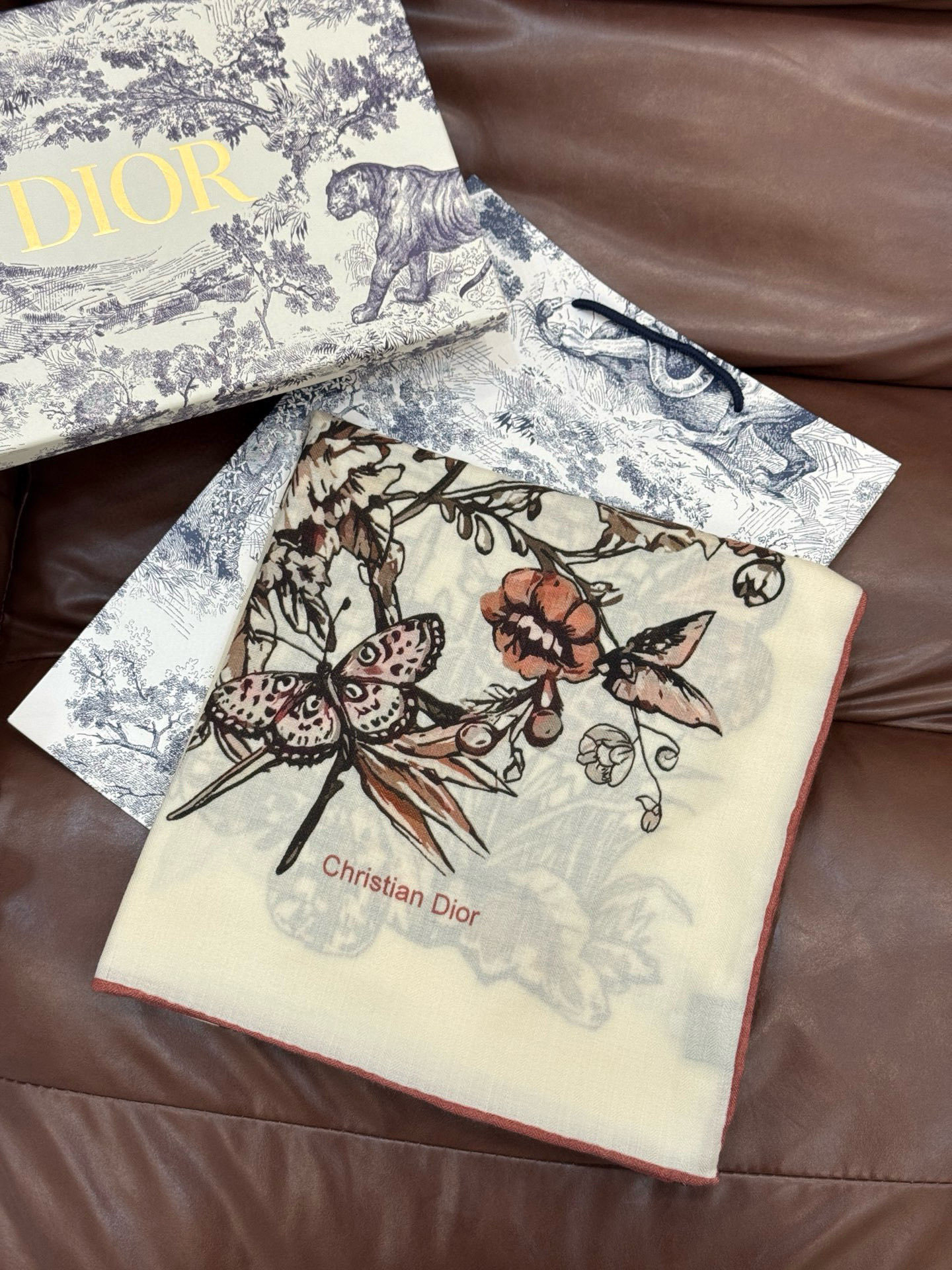 这款披肩饰以 Dior Camo PaPillon 图案,以优雅而诗意的设计全新演绎蝴蝶主题。采用真丝羊