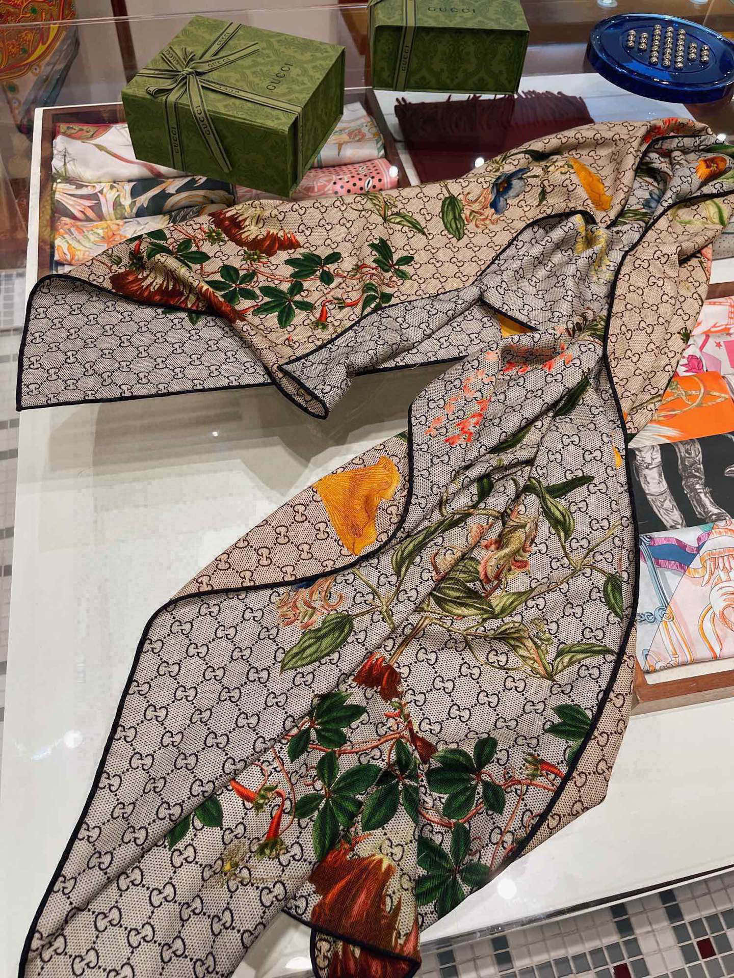 【▪️Gucci双面双色花卉羊绒围巾~超级抬气色！高级女人味！】羊绒围巾也能这么美！！！Gucci这款双