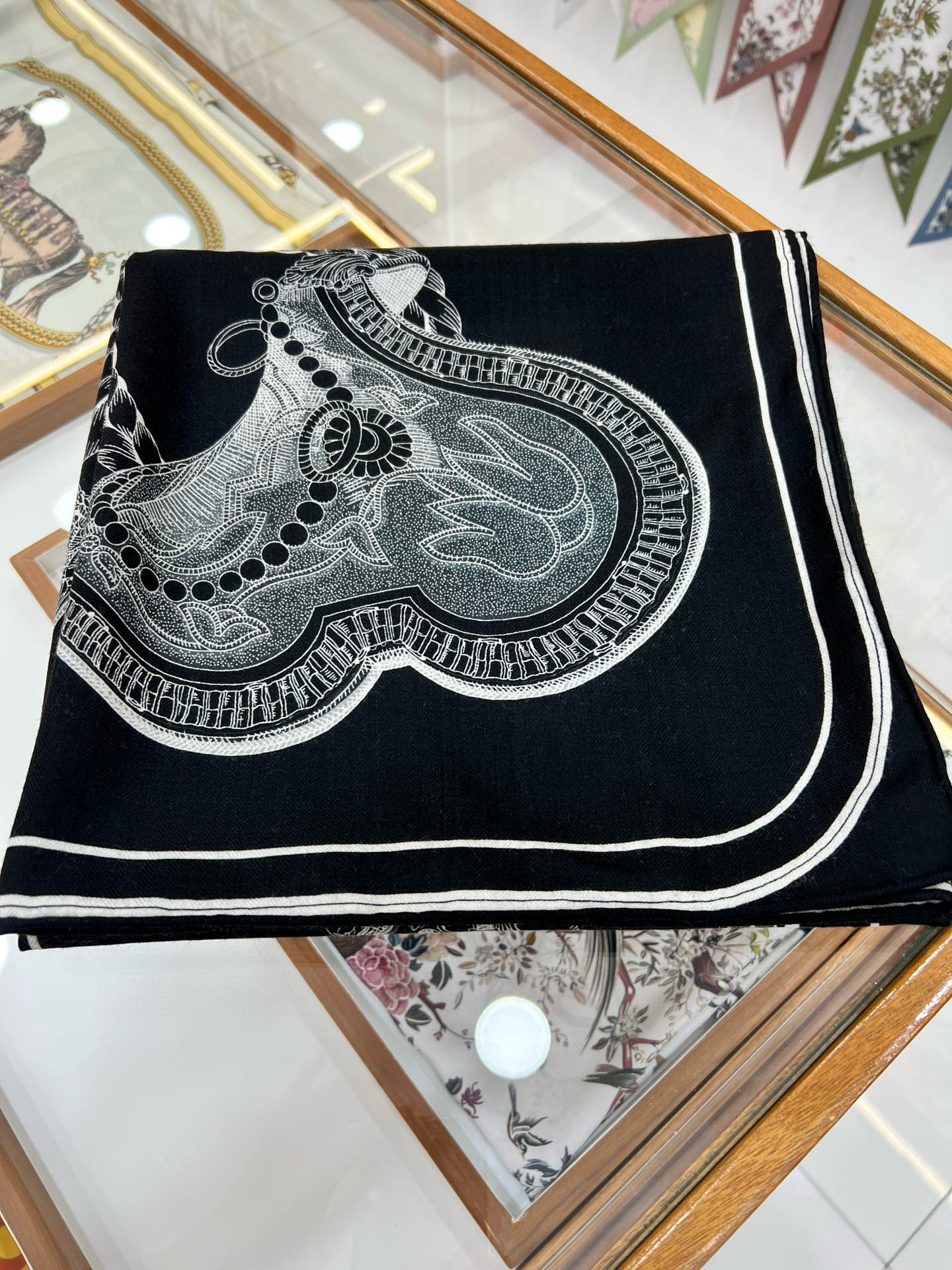 “盛宴”140厘米丝绒高级黑方巾【双面同色】手工卷边丝绒真丝方巾（30%真丝70%羊绒）这款典藏方巾展现