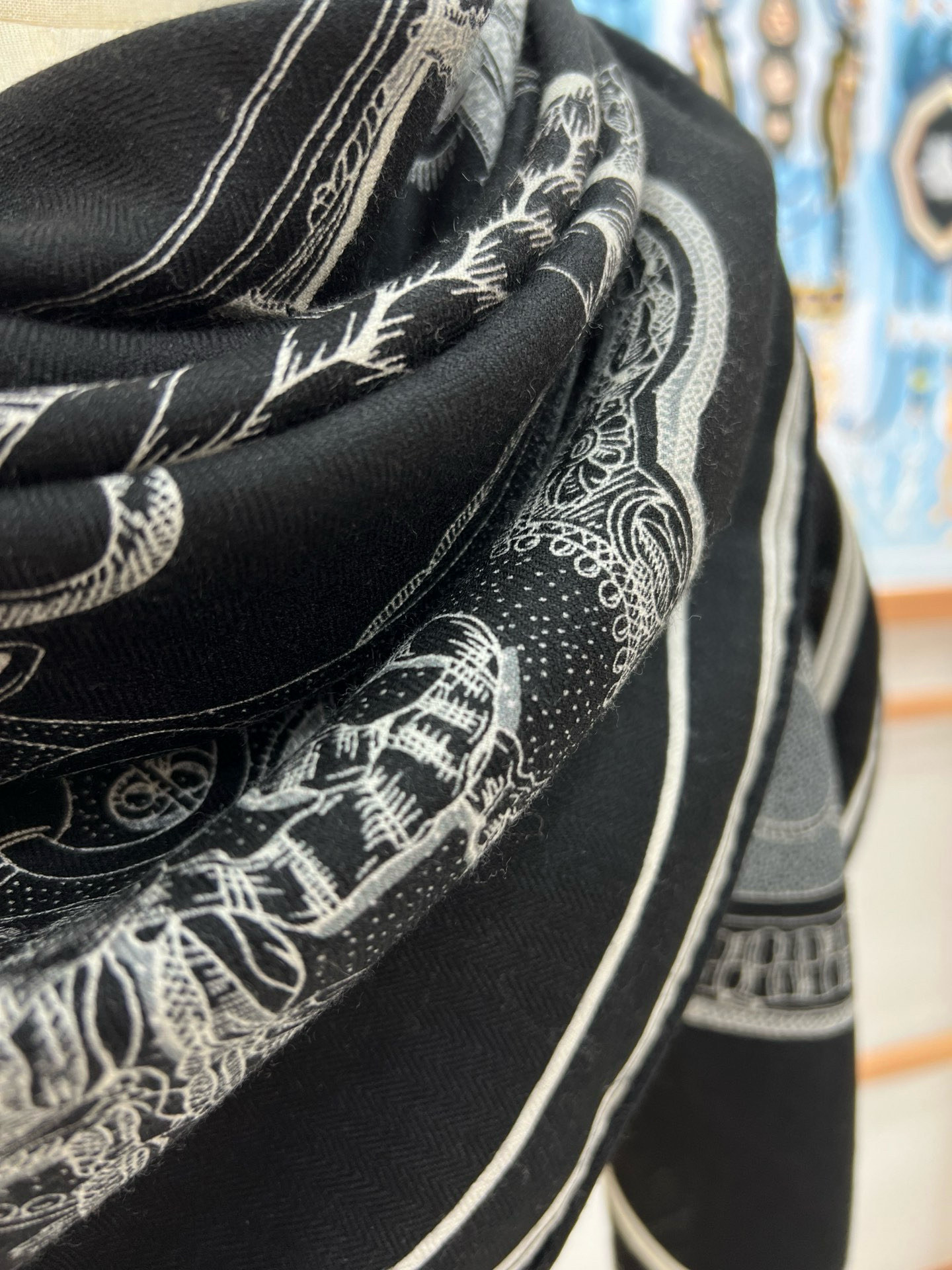 “盛宴”140厘米丝绒高级黑方巾【双面同色】手工卷边丝绒真丝方巾（30%真丝70%羊绒）这款典藏方巾展现