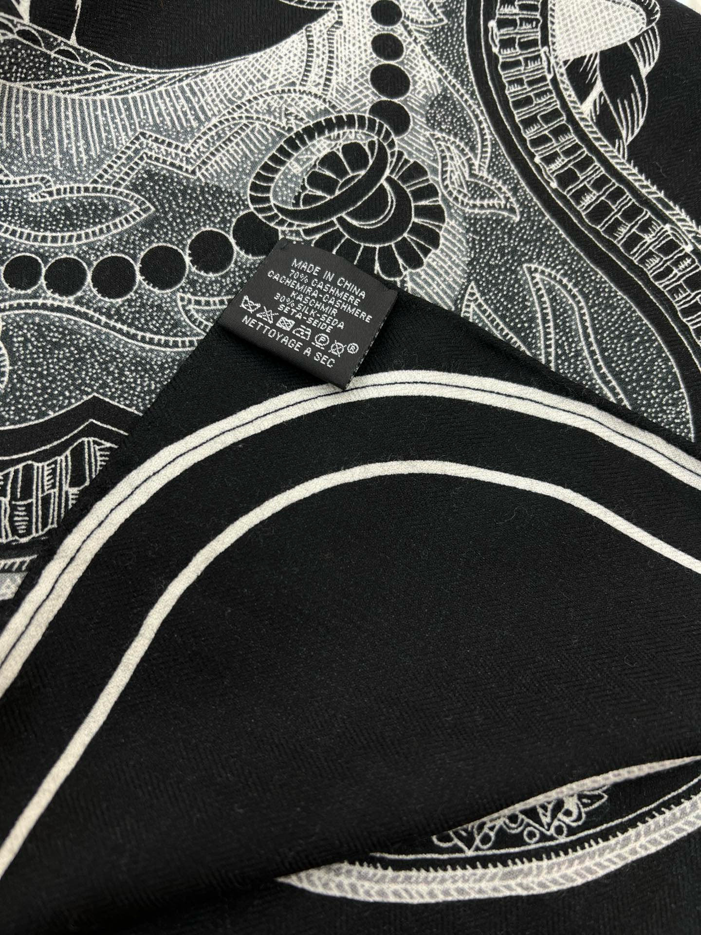 “盛宴”140厘米丝绒高级黑方巾【双面同色】手工卷边丝绒真丝方巾（30%真丝70%羊绒）这款典藏方巾展现