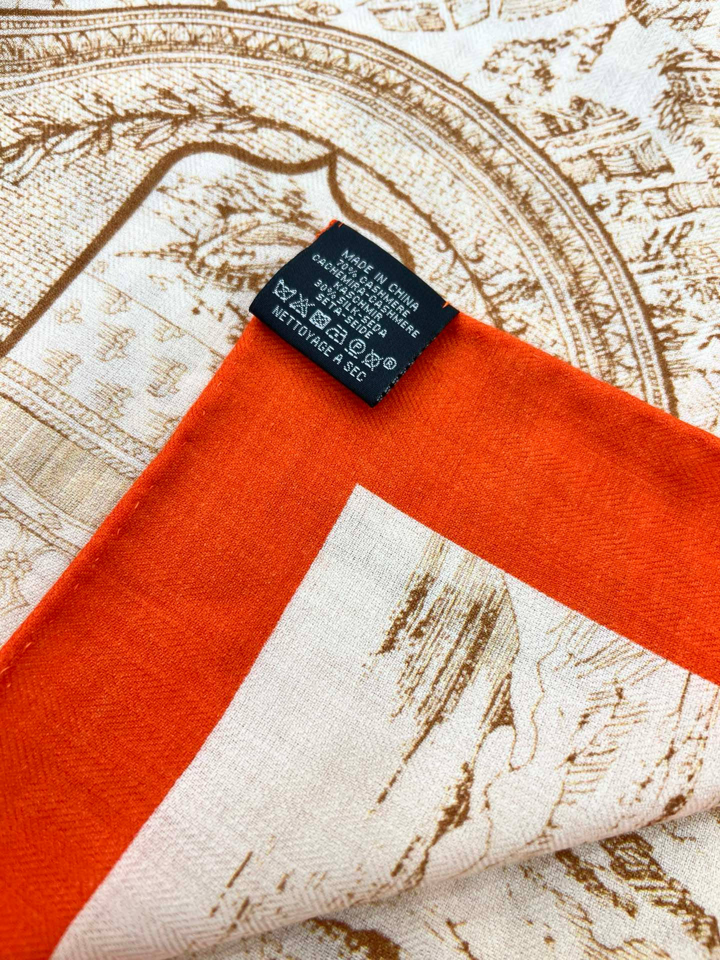 【140顶级丝羊绒双面同色披肩『骏马之城』！！超级气质！！】不仅美有其表，更有好品质与好细节的出彩内质！