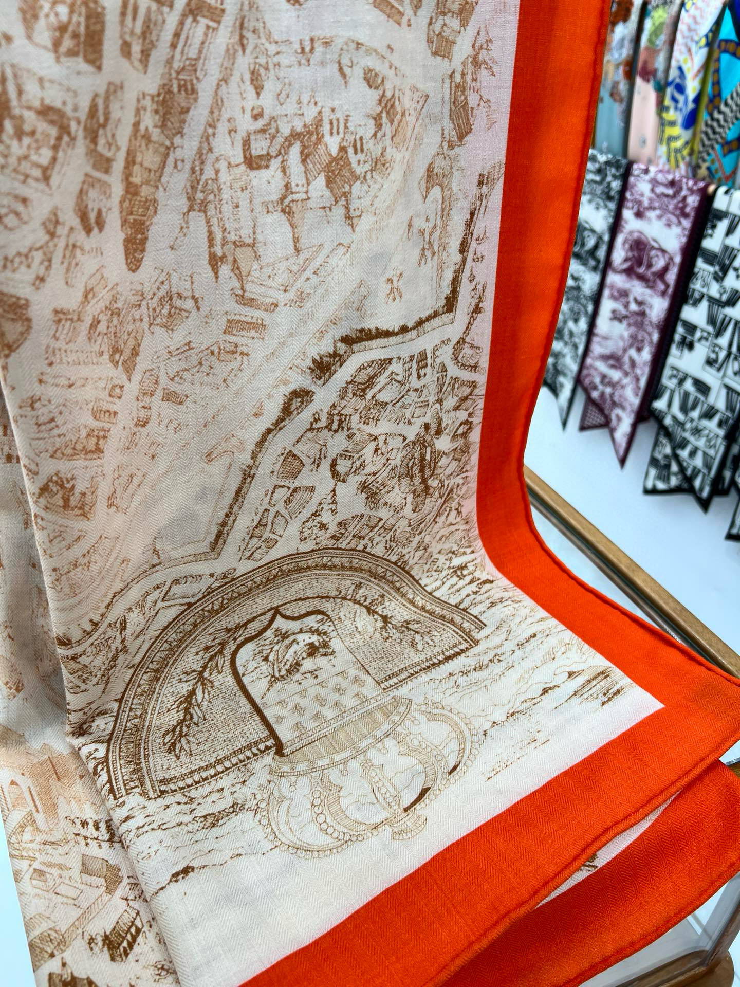 【140顶级丝羊绒双面同色披肩『骏马之城』！！超级气质！！】不仅美有其表，更有好品质与好细节的出彩内质！