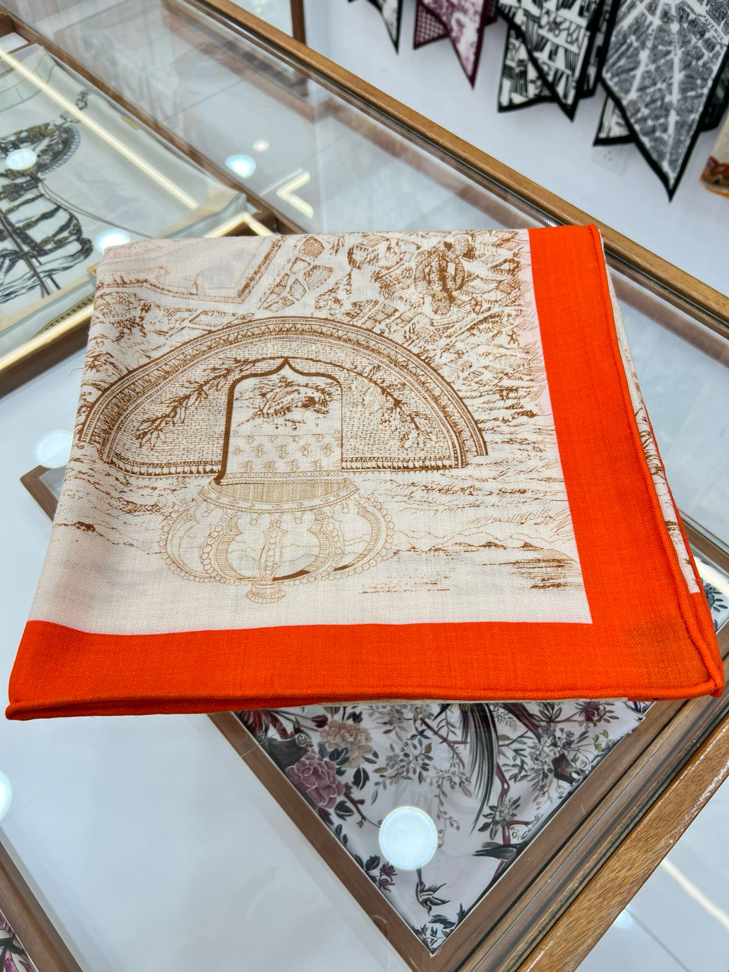 【140顶级丝羊绒双面同色披肩『骏马之城』！！超级气质！！】不仅美有其表，更有好品质与好细节的出彩内质！