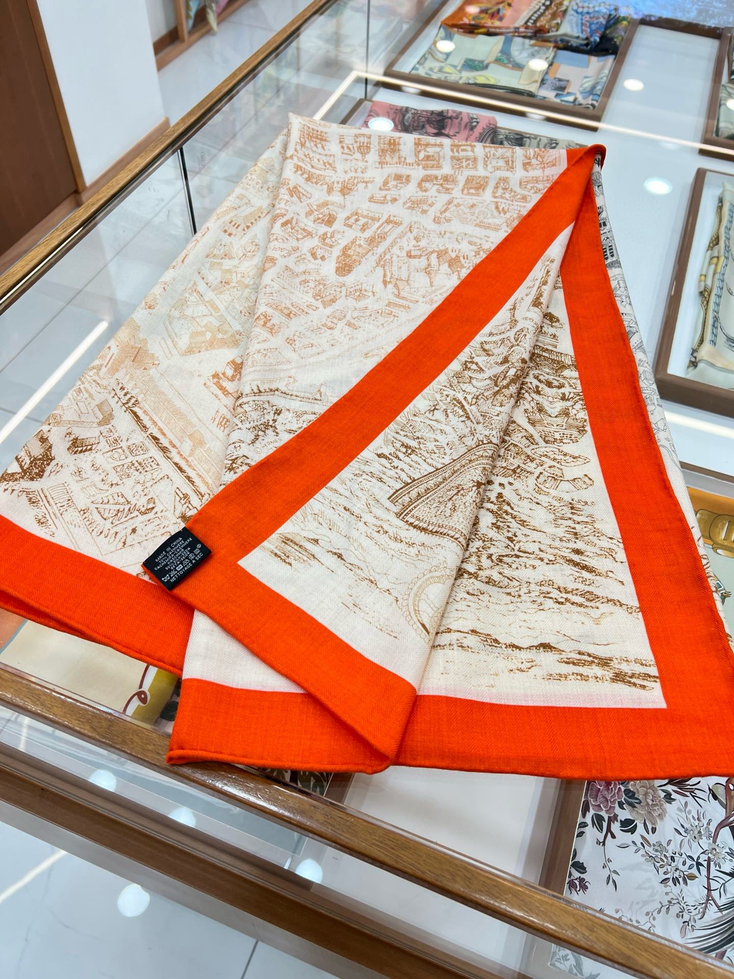 【140顶级丝羊绒双面同色披肩『骏马之城』！！超级气质！！】不仅美有其表，更有好品质与好细节的出彩内质！