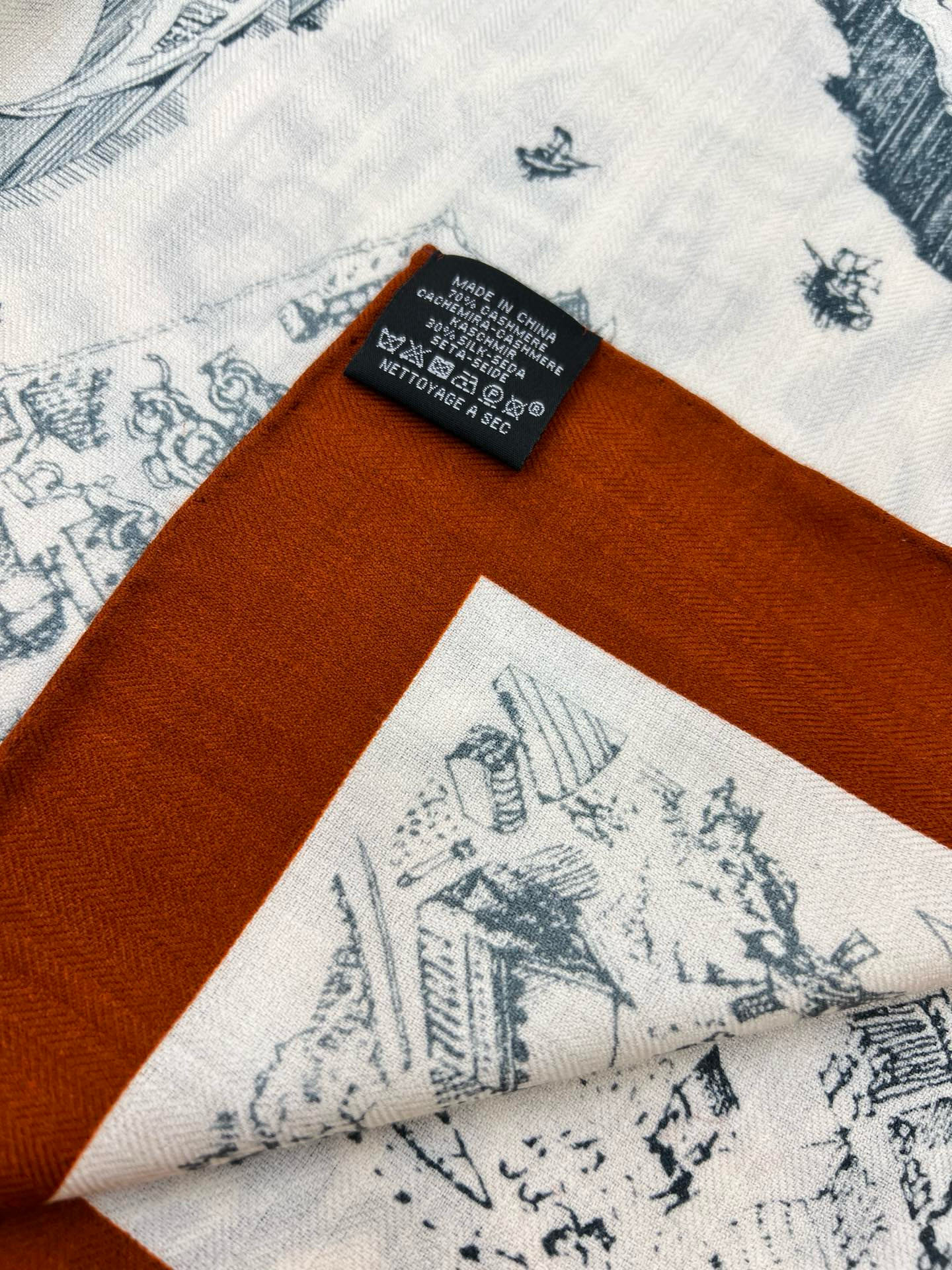 【140顶级丝羊绒双面同色披肩『骏马之城』！！超级气质！！】不仅美有其表，更有好品质与好细节的出彩内质！