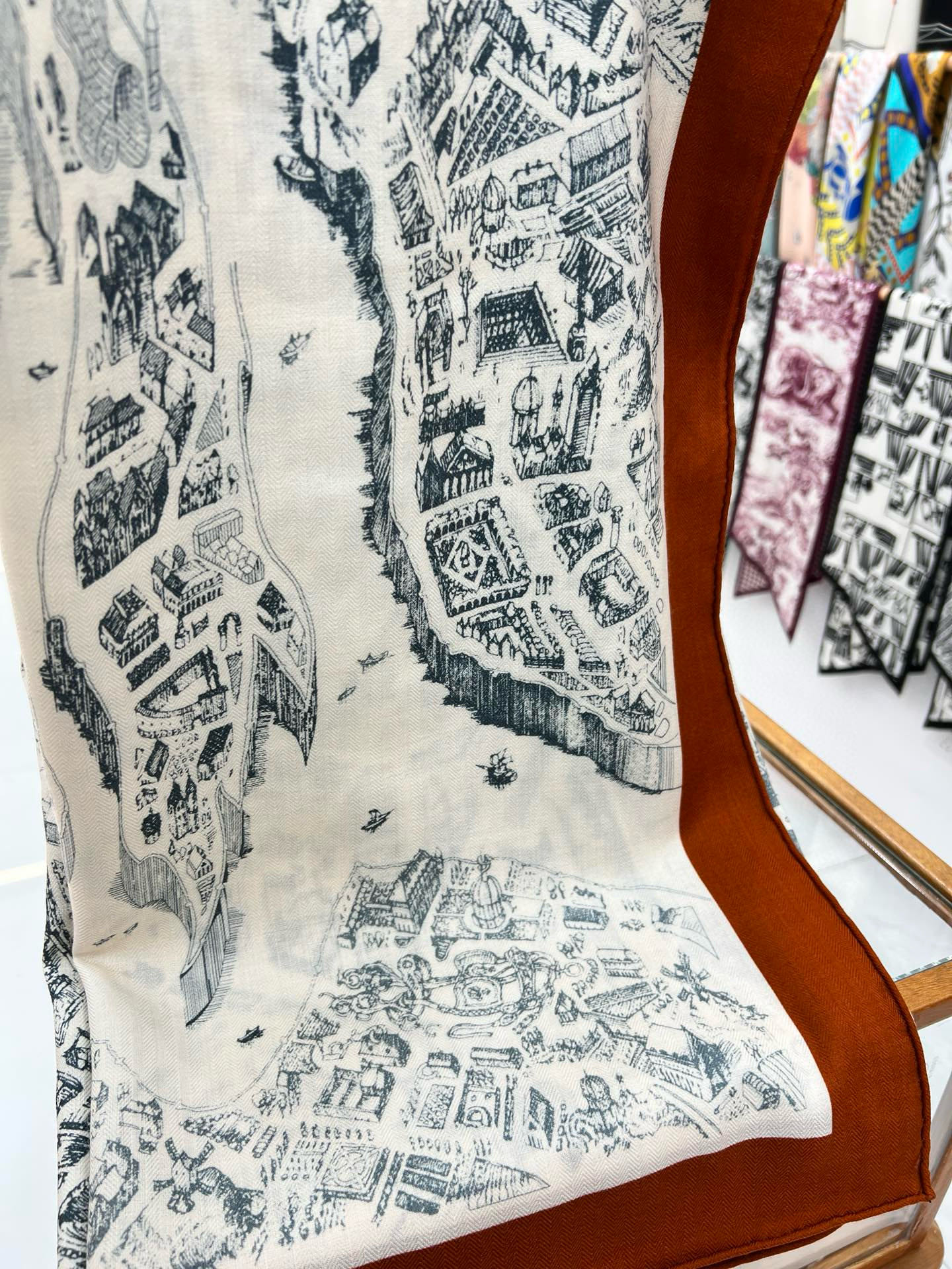 【140顶级丝羊绒双面同色披肩『骏马之城』！！超级气质！！】不仅美有其表，更有好品质与好细节的出彩内质！