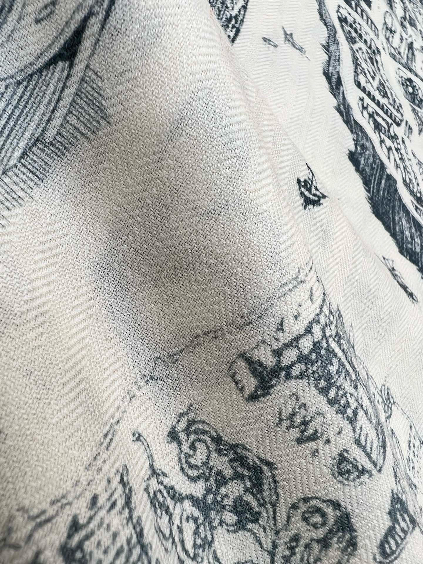 【140顶级丝羊绒双面同色披肩『骏马之城』！！超级气质！！】不仅美有其表，更有好品质与好细节的出彩内质！