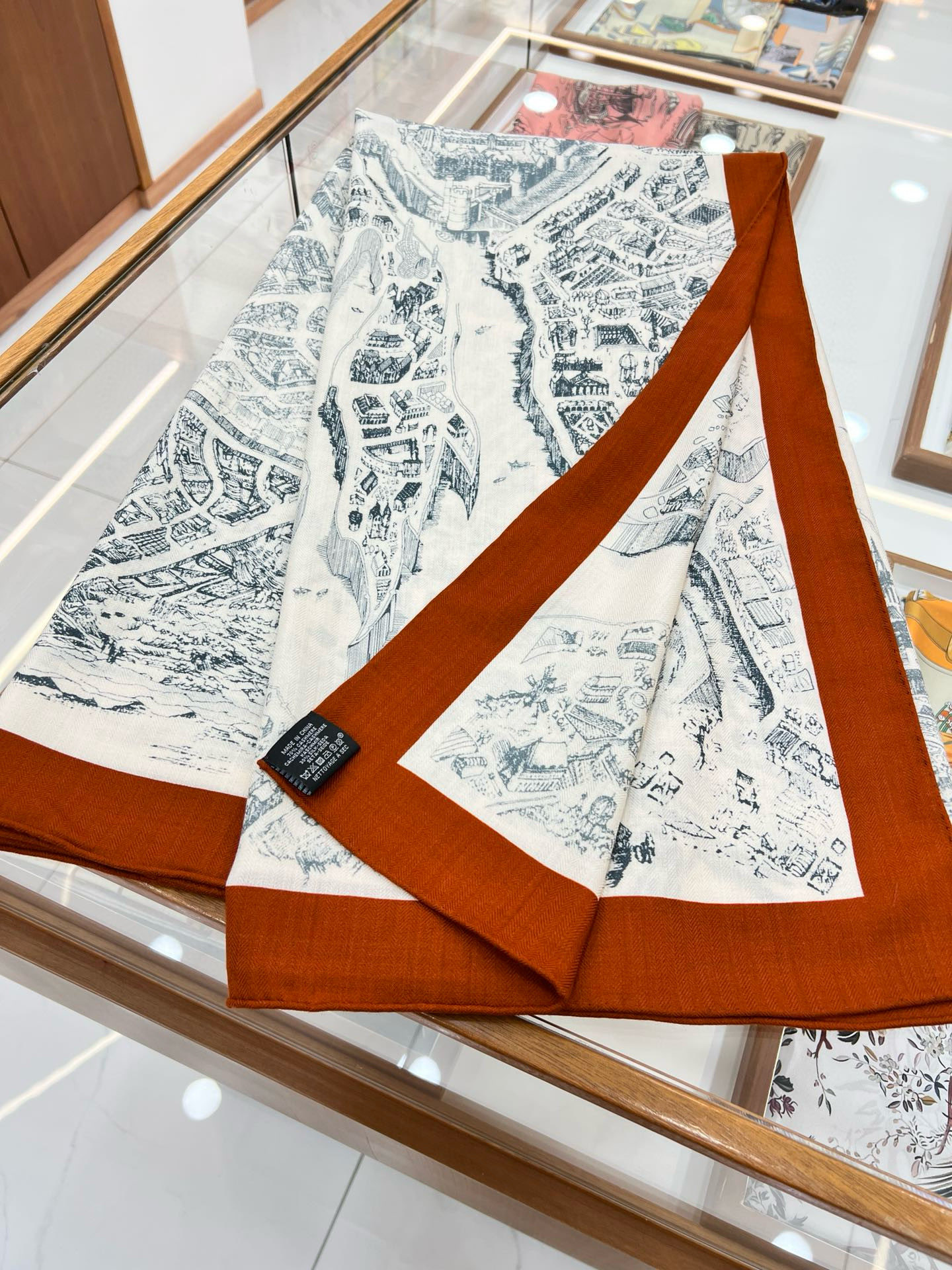 【140顶级丝羊绒双面同色披肩『骏马之城』！！超级气质！！】不仅美有其表，更有好品质与好细节的出彩内质！