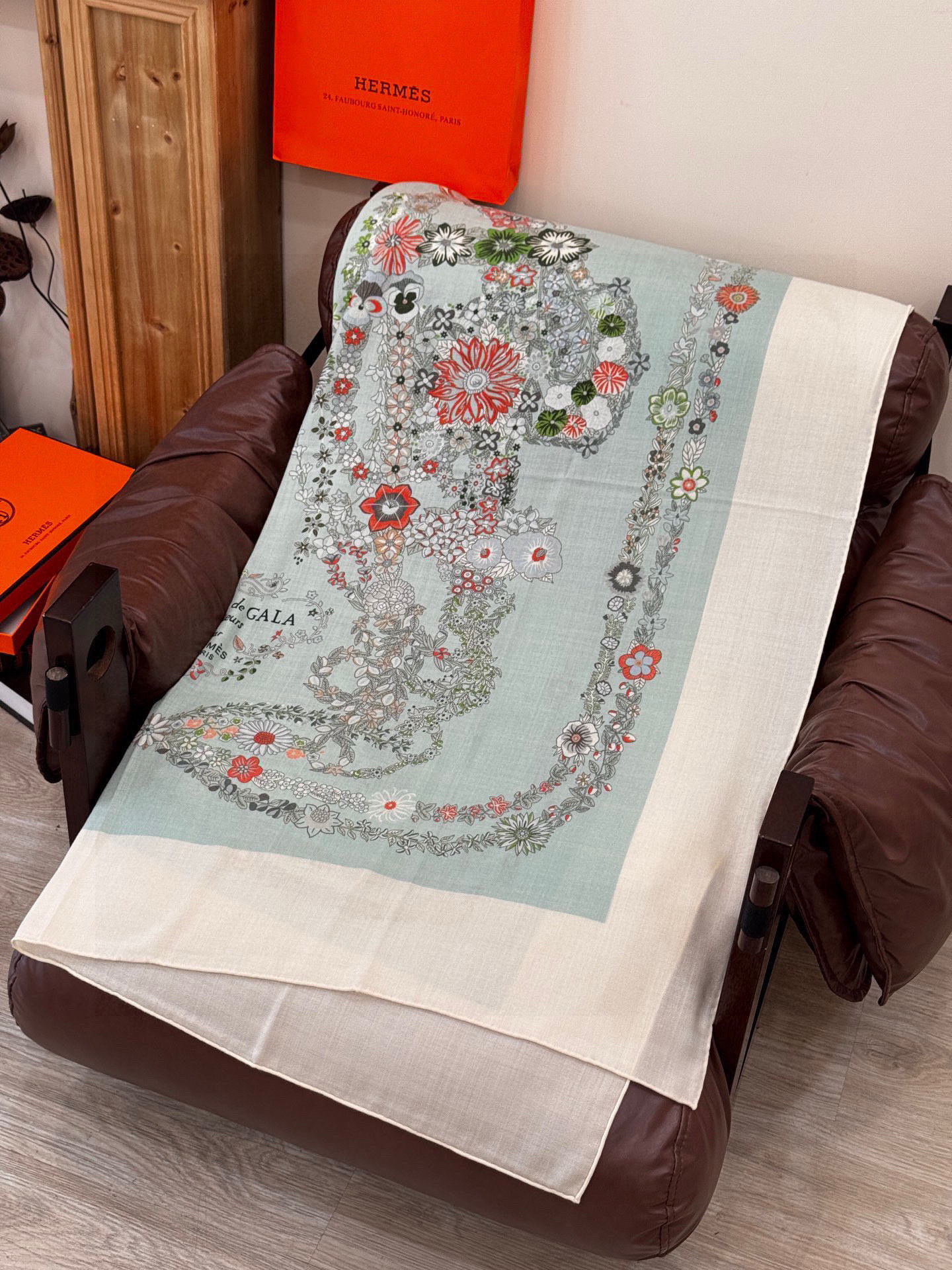 “华丽的缰辔花卉版”140丝绒方巾【140顶级丝绒双面同色披肩】手工卷边丝毛方巾（30%真丝70%羊绒）