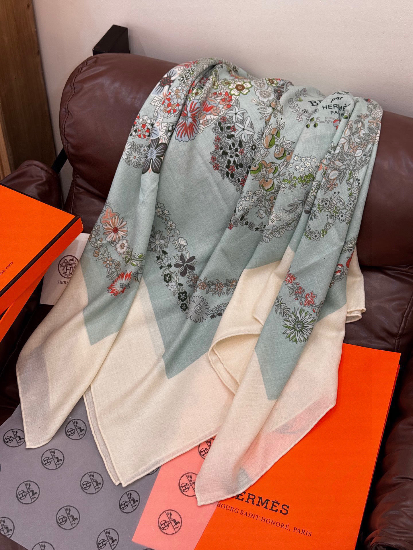 “华丽的缰辔花卉版”140丝绒方巾【140顶级丝绒双面同色披肩】手工卷边丝毛方巾（30%真丝70%羊绒）