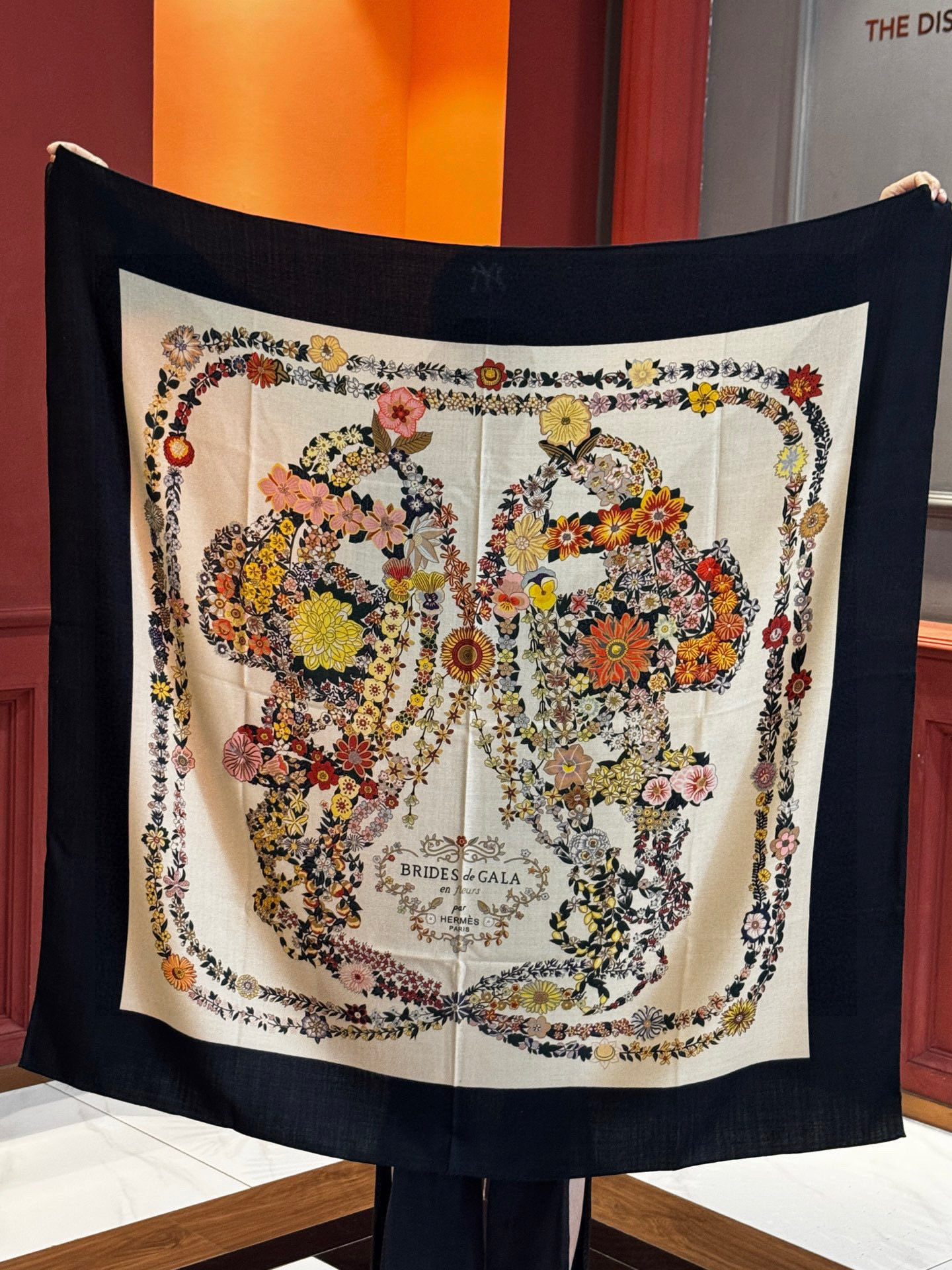 “华丽的缰辔花卉版”140丝绒方巾【140顶级丝绒双面同色披肩】手工卷边丝毛方巾（30%真丝70%羊绒）