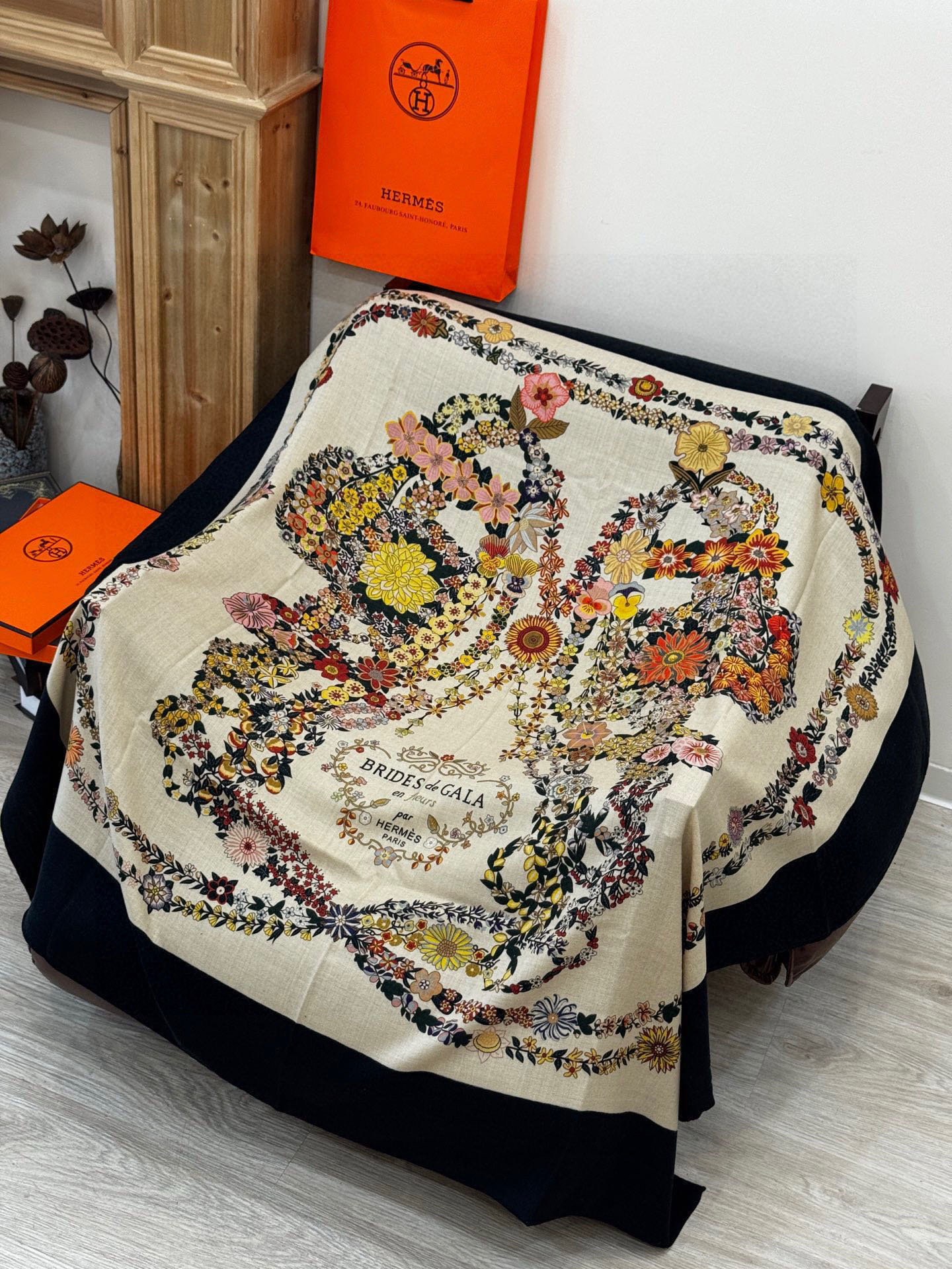 “华丽的缰辔花卉版”140丝绒方巾【140顶级丝绒双面同色披肩】手工卷边丝毛方巾（30%真丝70%羊绒）