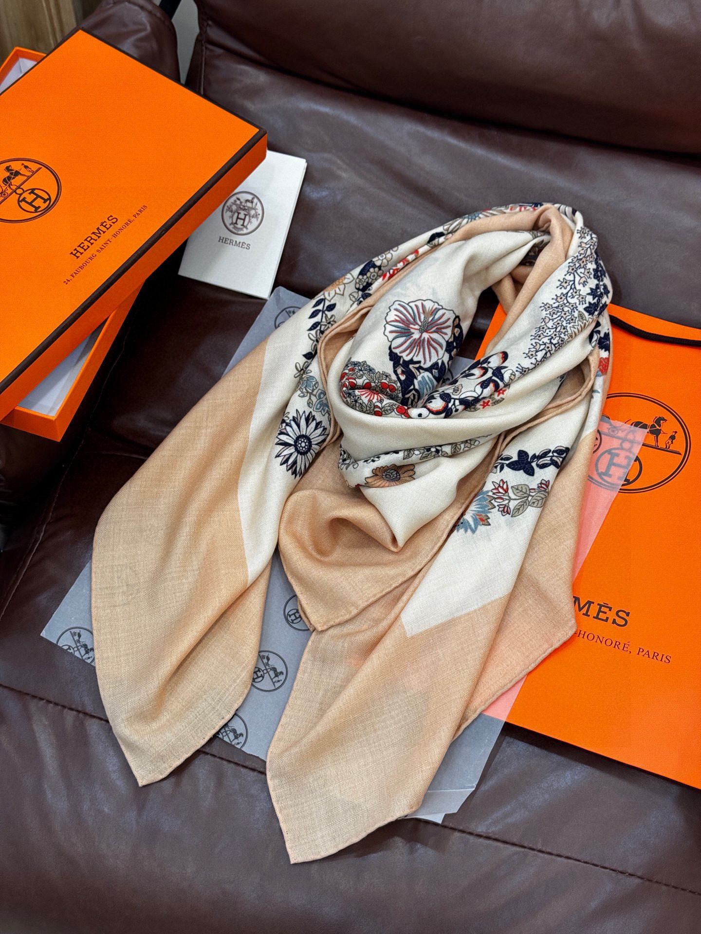 “华丽的缰辔花卉版”140丝绒方巾【140顶级丝绒双面同色披肩】手工卷边丝毛方巾（30%真丝70%羊绒）