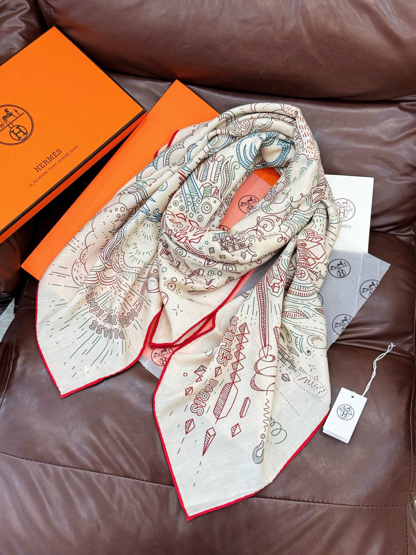 “正在接通中”140方巾～Hermes 手工卷边丝绒方巾（30%桑蚕丝70%羊绒）这款爱马仕的经典单品展