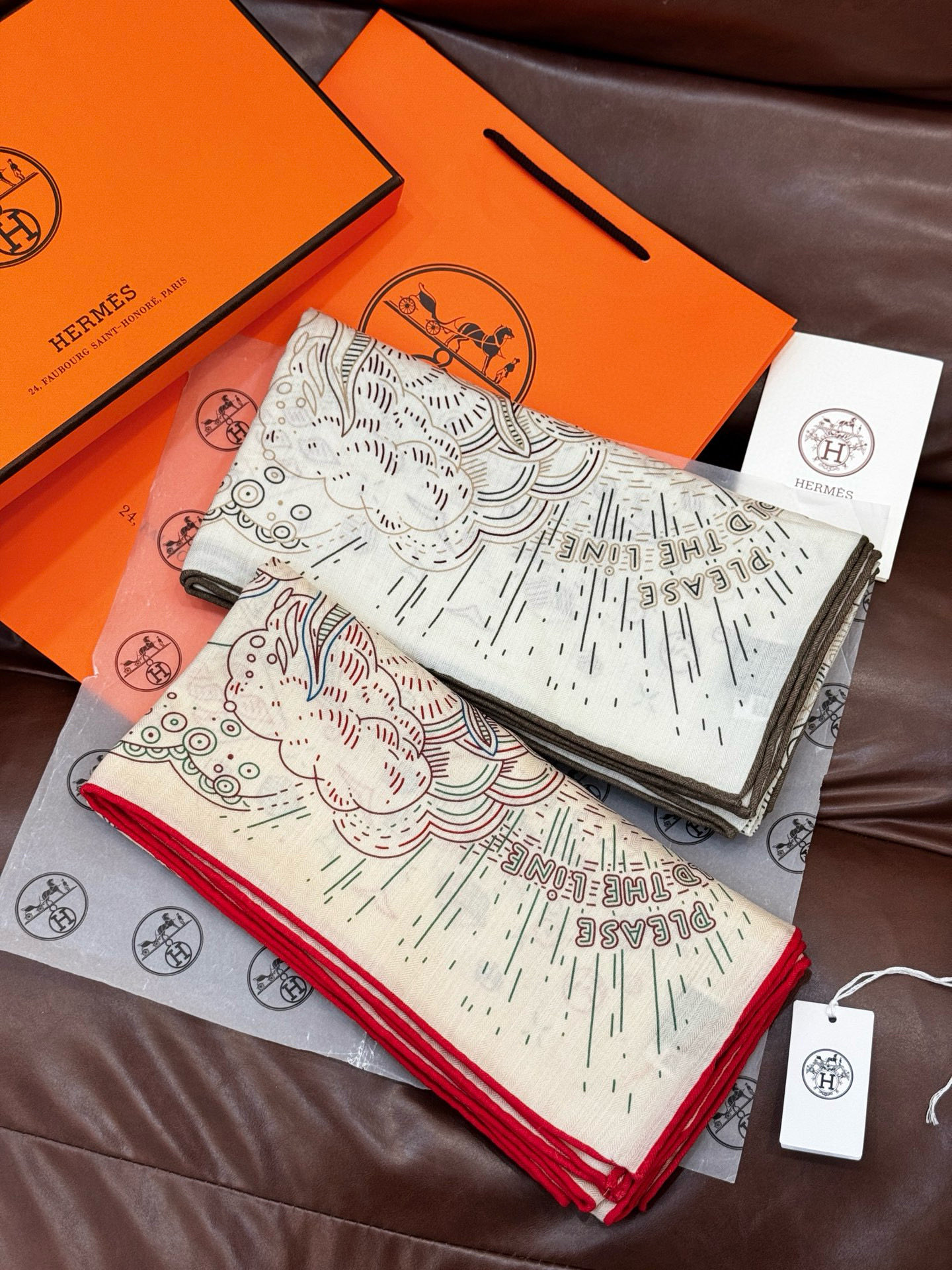 “正在接通中”140方巾～Hermes 手工卷边丝绒方巾（30%桑蚕丝70%羊绒）这款爱马仕的经典单品展