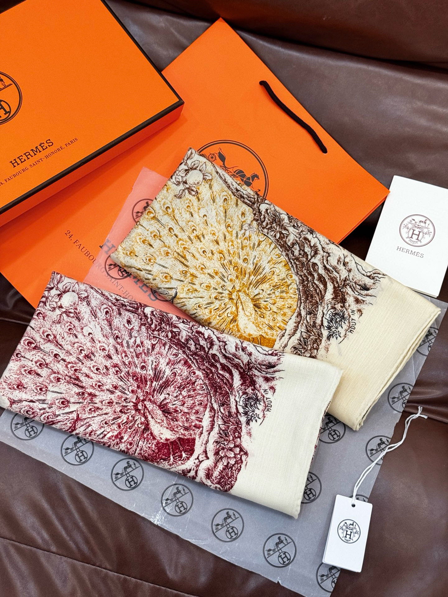 重磅推荐的140顶级丝绒双面异色披肩《回归自然》 披肩尺寸：140*140方巾 70%羊绒30%真丝这张