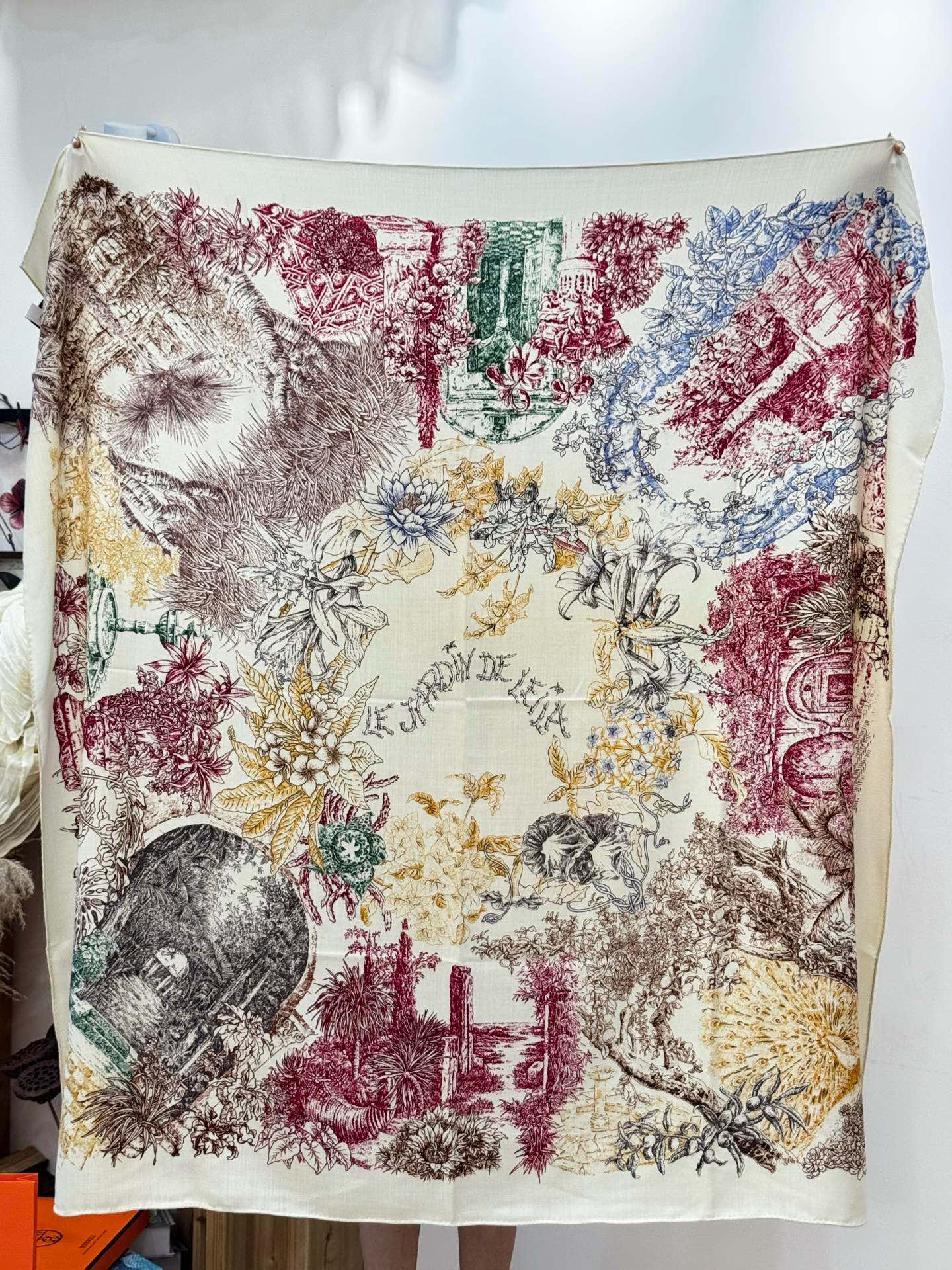 重磅推荐的140顶级丝绒双面异色披肩《回归自然》 披肩尺寸：140*140方巾 70%羊绒30%真丝这张