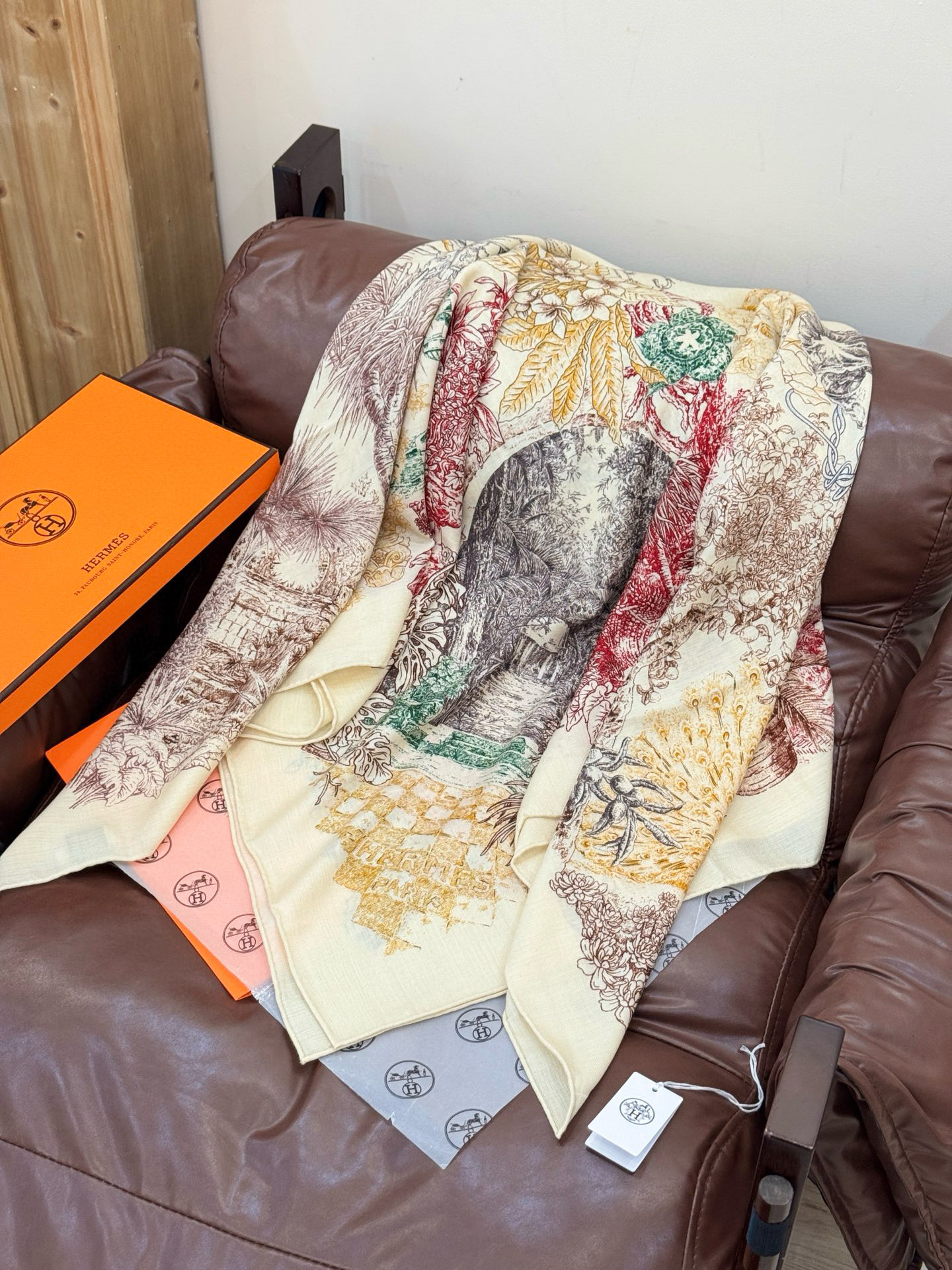 重磅推荐的140顶级丝绒双面异色披肩《回归自然》 披肩尺寸：140*140方巾 70%羊绒30%真丝这张