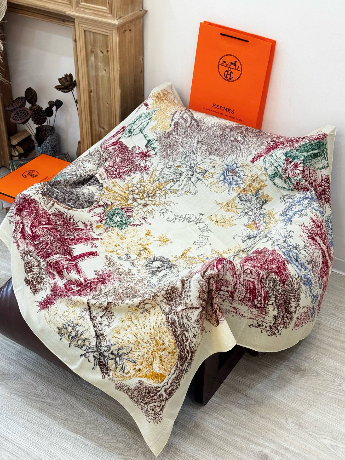 重磅推荐的140顶级丝绒双面异色披肩《回归自然》 披肩尺寸：140*140方巾 70%羊绒30%真丝这张