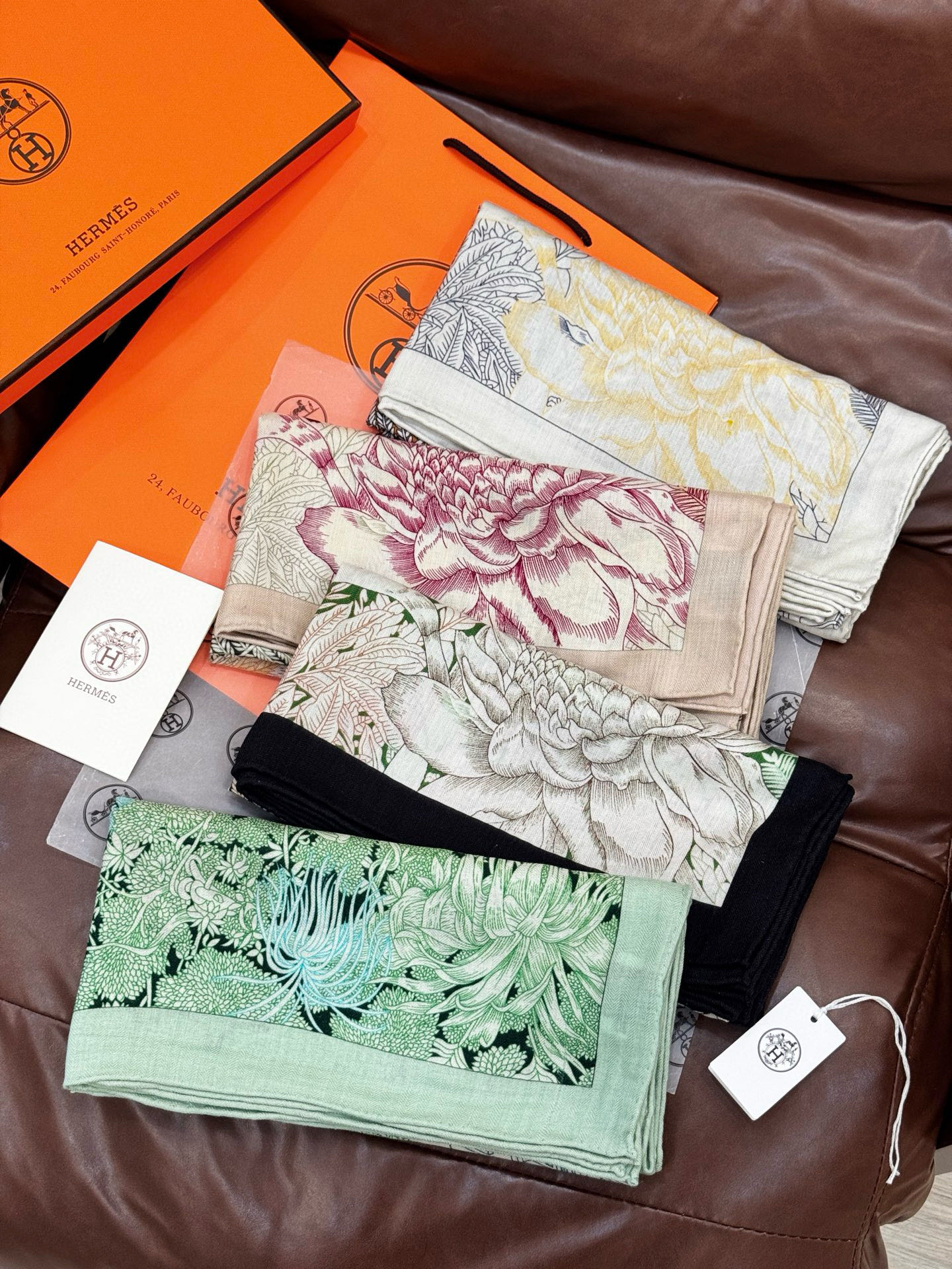 重磅推荐的140顶级丝绒双面异色披肩《回归自然》 披肩尺寸：140*140方巾 70%羊绒30%真丝这张