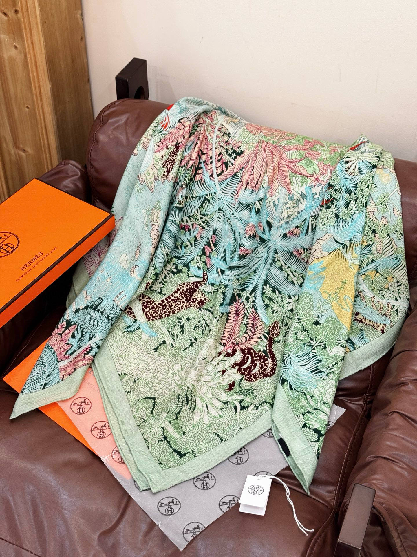 重磅推荐的140顶级丝绒双面异色披肩《回归自然》 披肩尺寸：140*140方巾 70%羊绒30%真丝这张