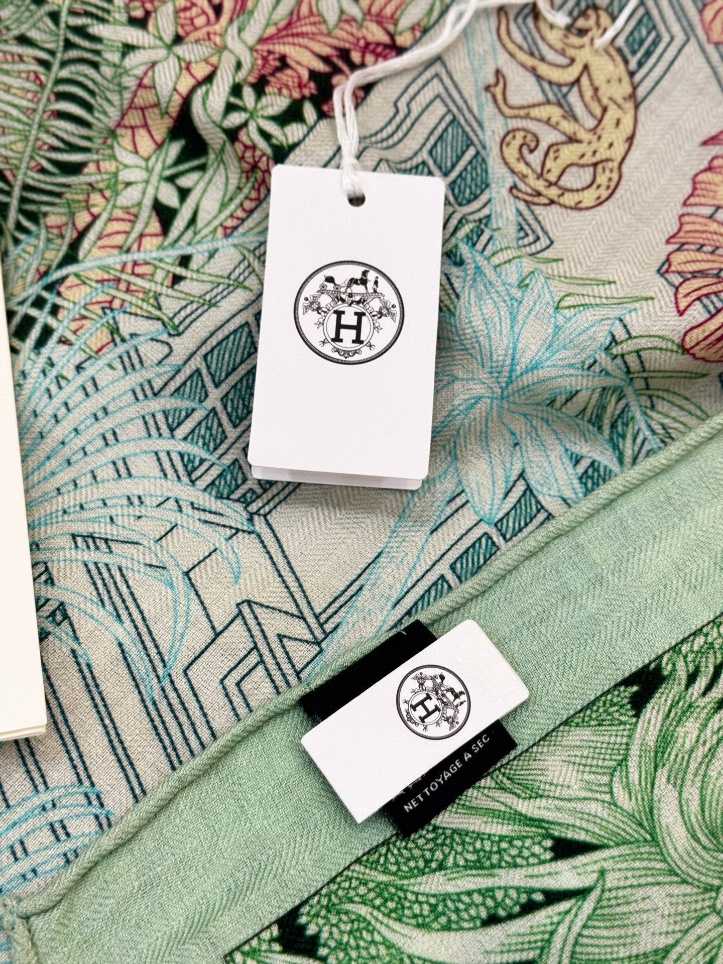 重磅推荐的140顶级丝绒双面异色披肩《回归自然》 披肩尺寸：140*140方巾 70%羊绒30%真丝这张