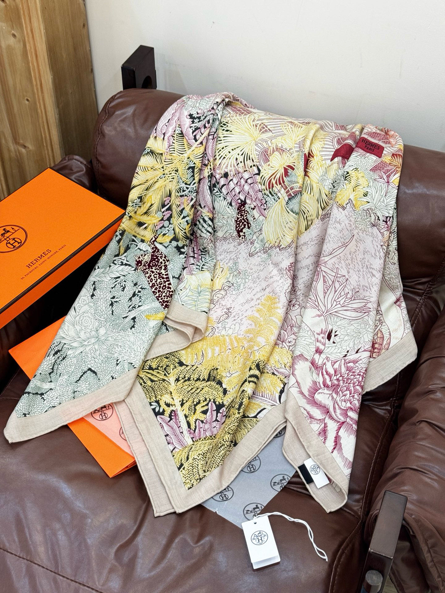 重磅推荐的140顶级丝绒双面异色披肩《回归自然》 披肩尺寸：140*140方巾 70%羊绒30%真丝这张