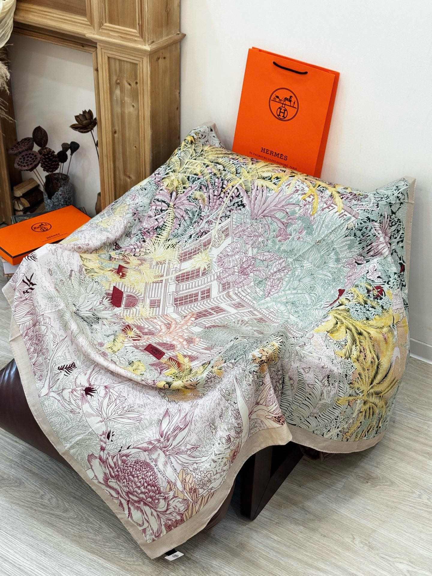 重磅推荐的140顶级丝绒双面异色披肩《回归自然》 披肩尺寸：140*140方巾 70%羊绒30%真丝这张