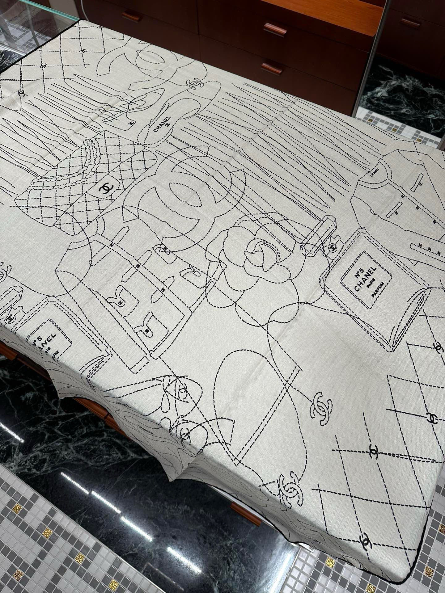 重磅推荐的140顶级丝绒双面异色披肩《回归自然》 披肩尺寸：140*140方巾 70%羊绒30%真丝这张