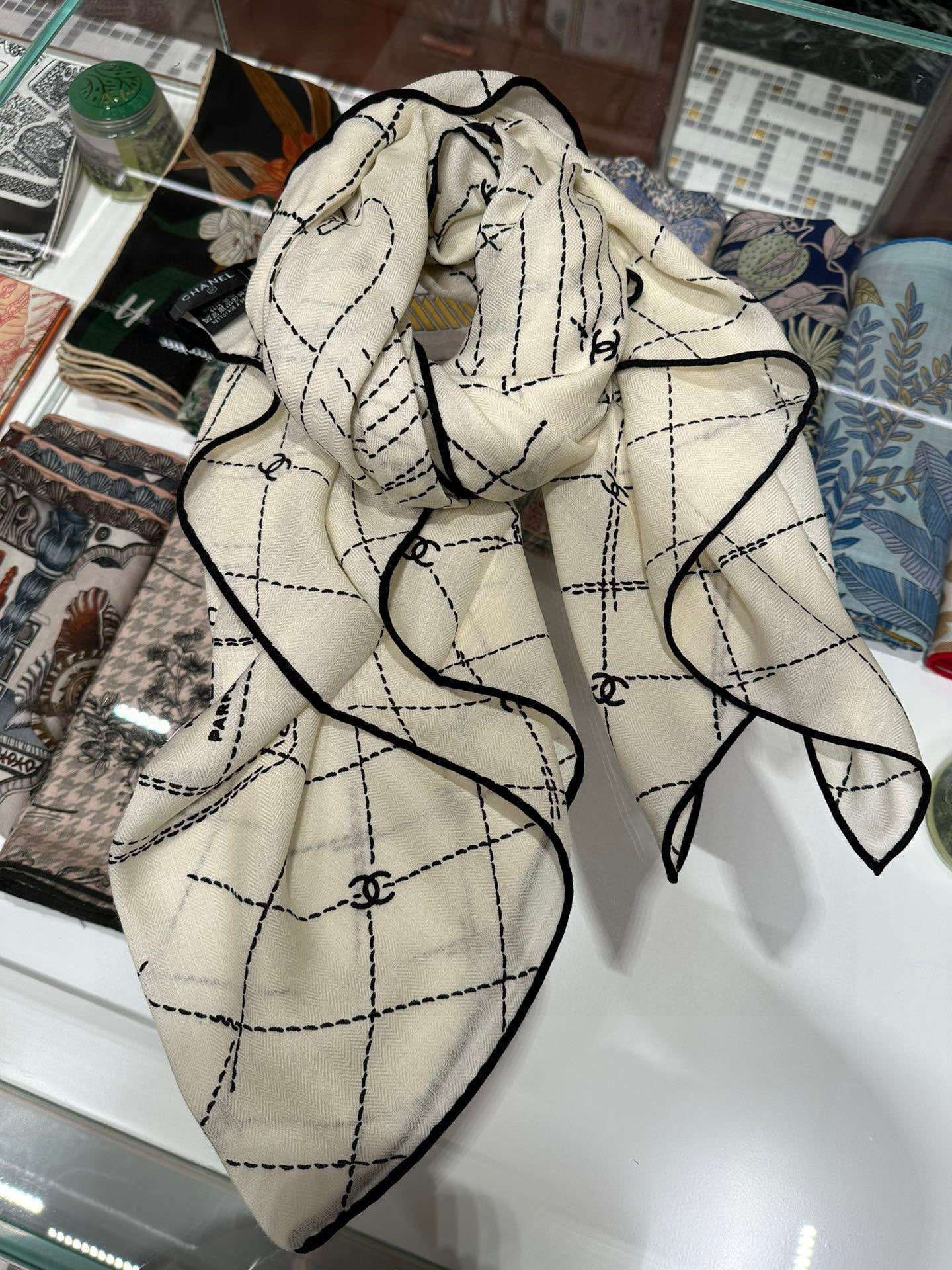 重磅推荐的140顶级丝绒双面异色披肩《回归自然》 披肩尺寸：140*140方巾 70%羊绒30%真丝这张