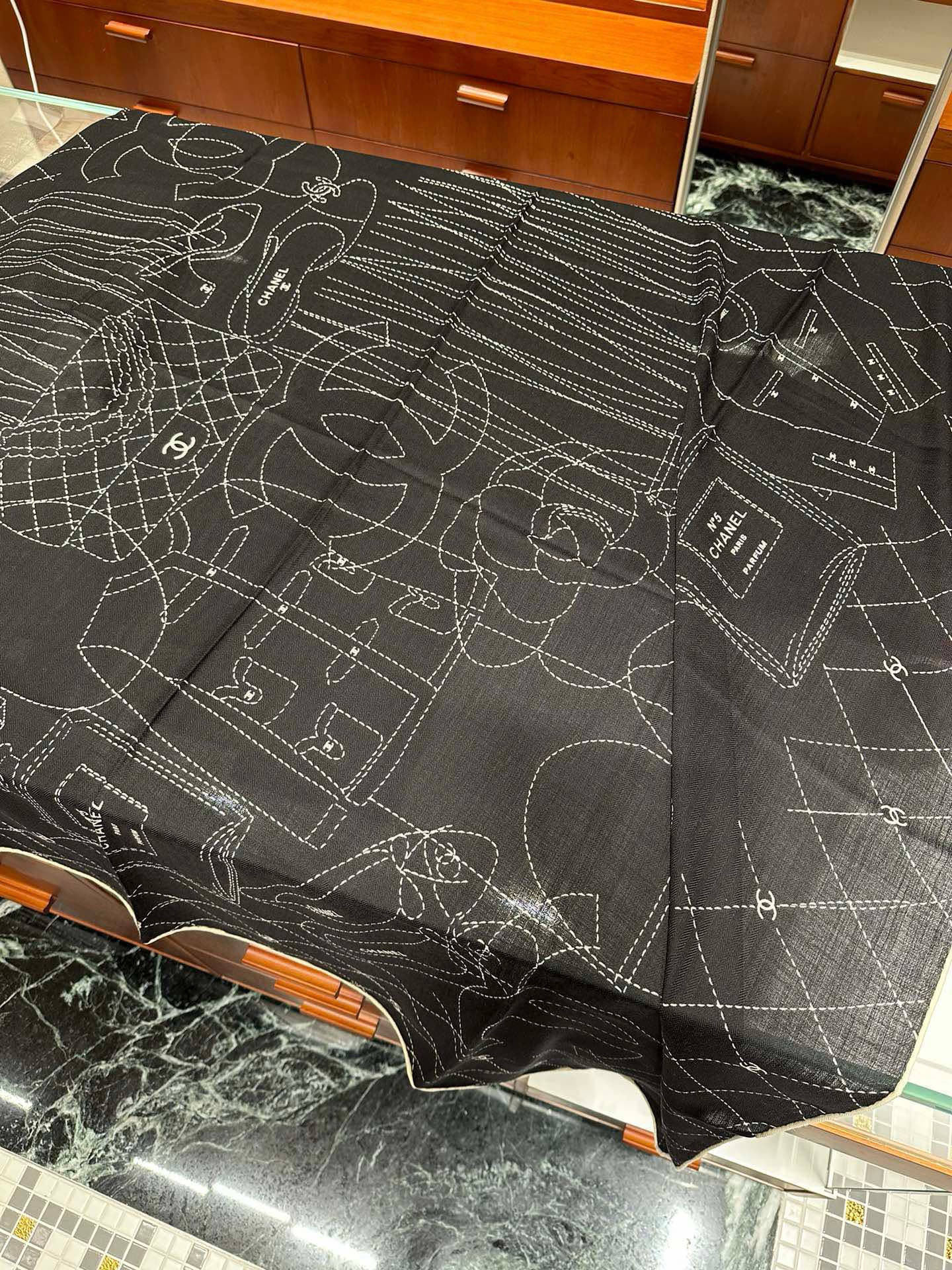 重磅推荐的140顶级丝绒双面异色披肩《回归自然》 披肩尺寸：140*140方巾 70%羊绒30%真丝这张