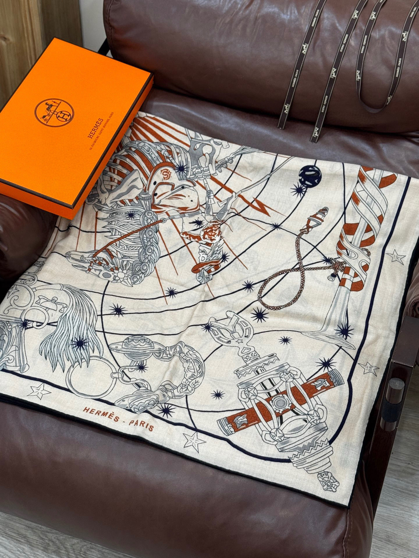 “星辰合唱曲”140丝绒双面同色披肩手工卷边丝绒方巾（30%桑蚕丝70%羊绒）这款经典单品展现强大而迷人