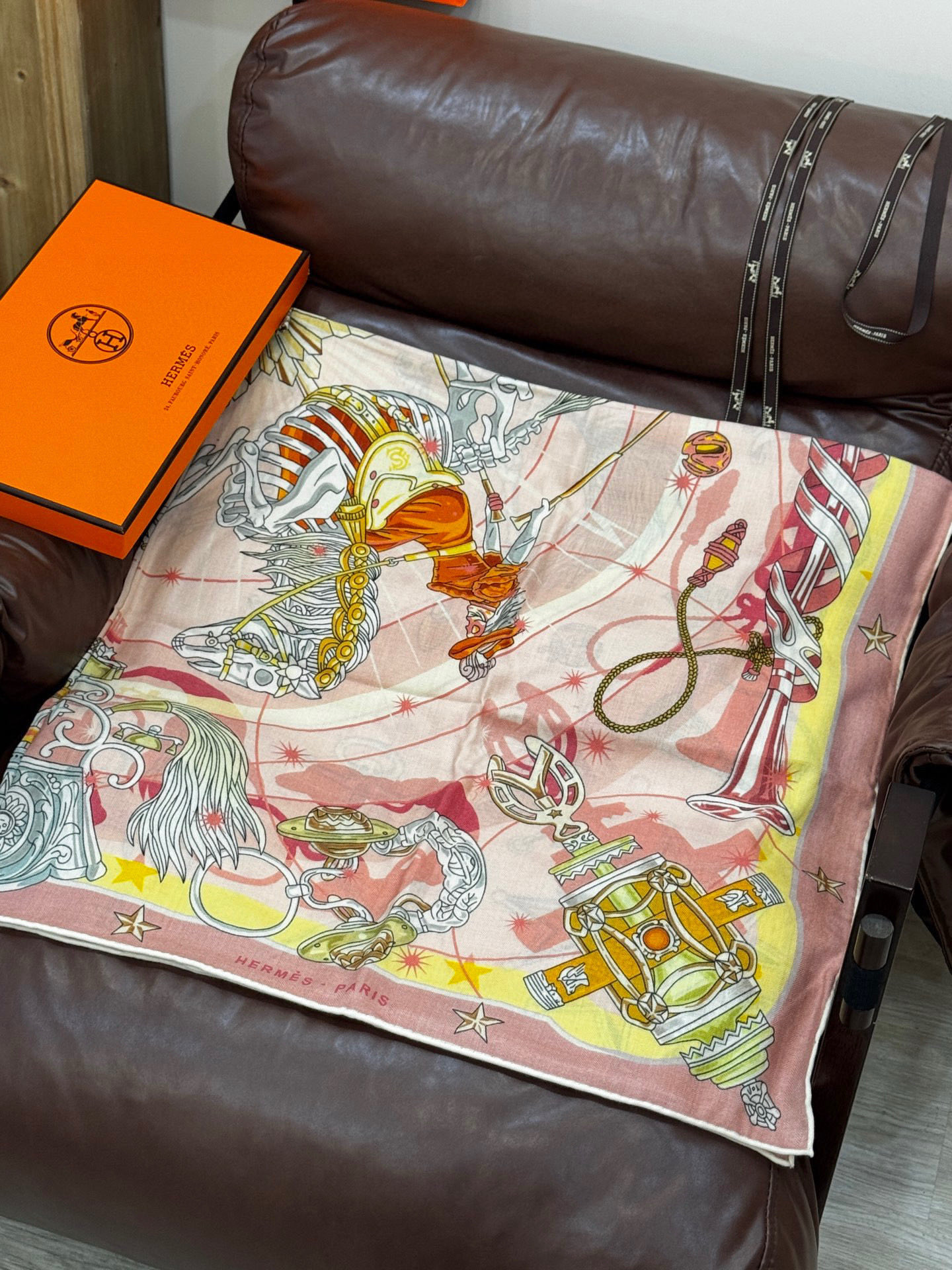 “星辰合唱曲”140丝绒双面同色披肩手工卷边丝绒方巾（30%桑蚕丝70%羊绒）这款经典单品展现强大而迷人