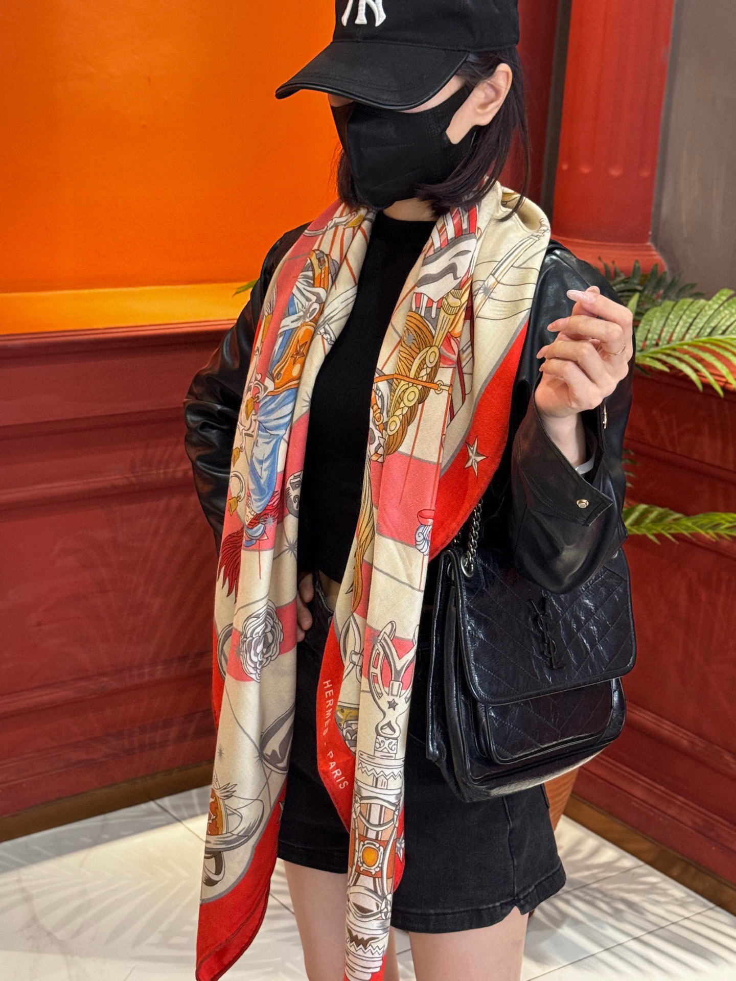 “星辰合唱曲”140丝绒双面同色披肩手工卷边丝绒方巾（30%桑蚕丝70%羊绒）这款经典单品展现强大而迷人