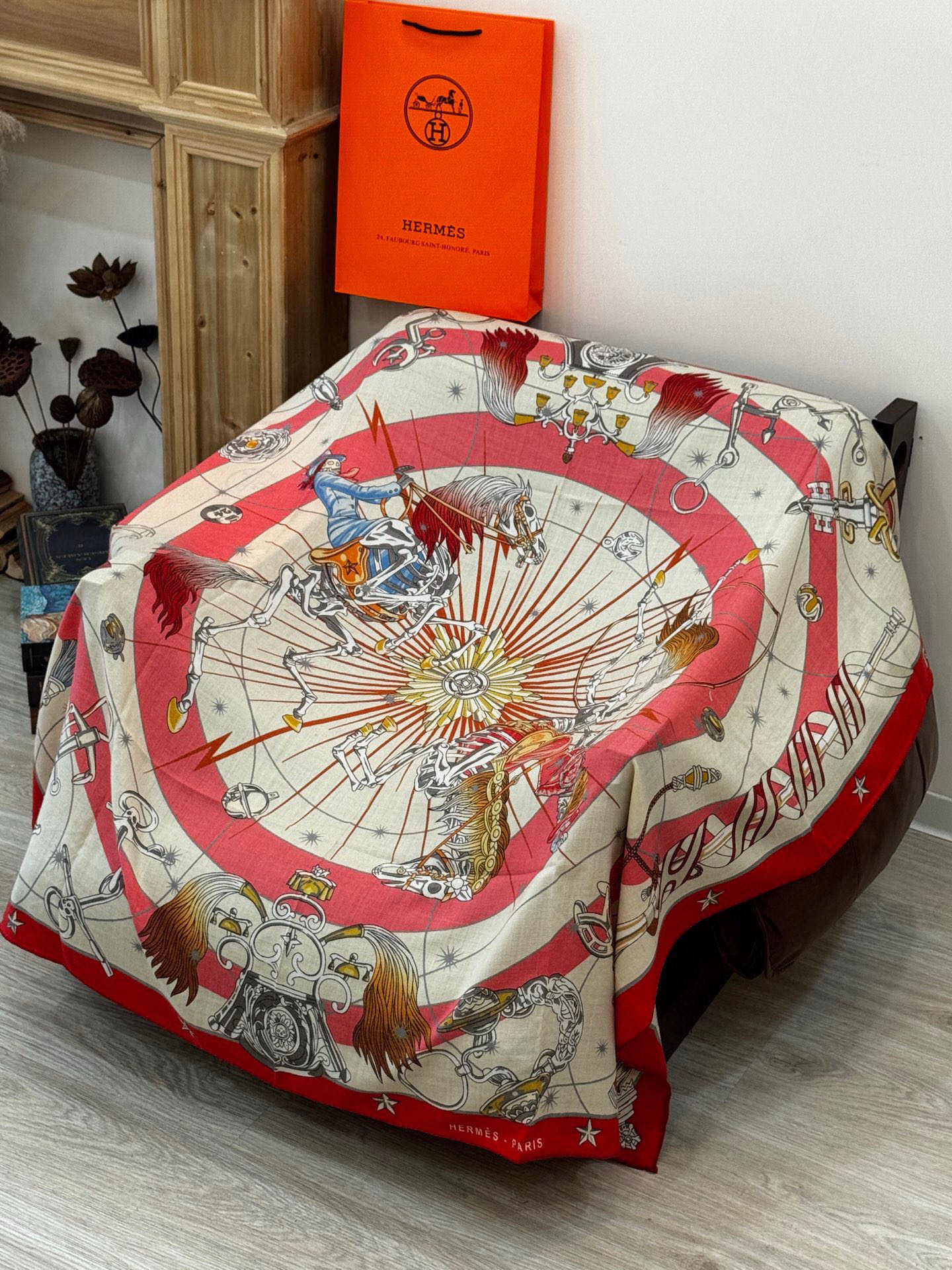 “星辰合唱曲”140丝绒双面同色披肩手工卷边丝绒方巾（30%桑蚕丝70%羊绒）这款经典单品展现强大而迷人