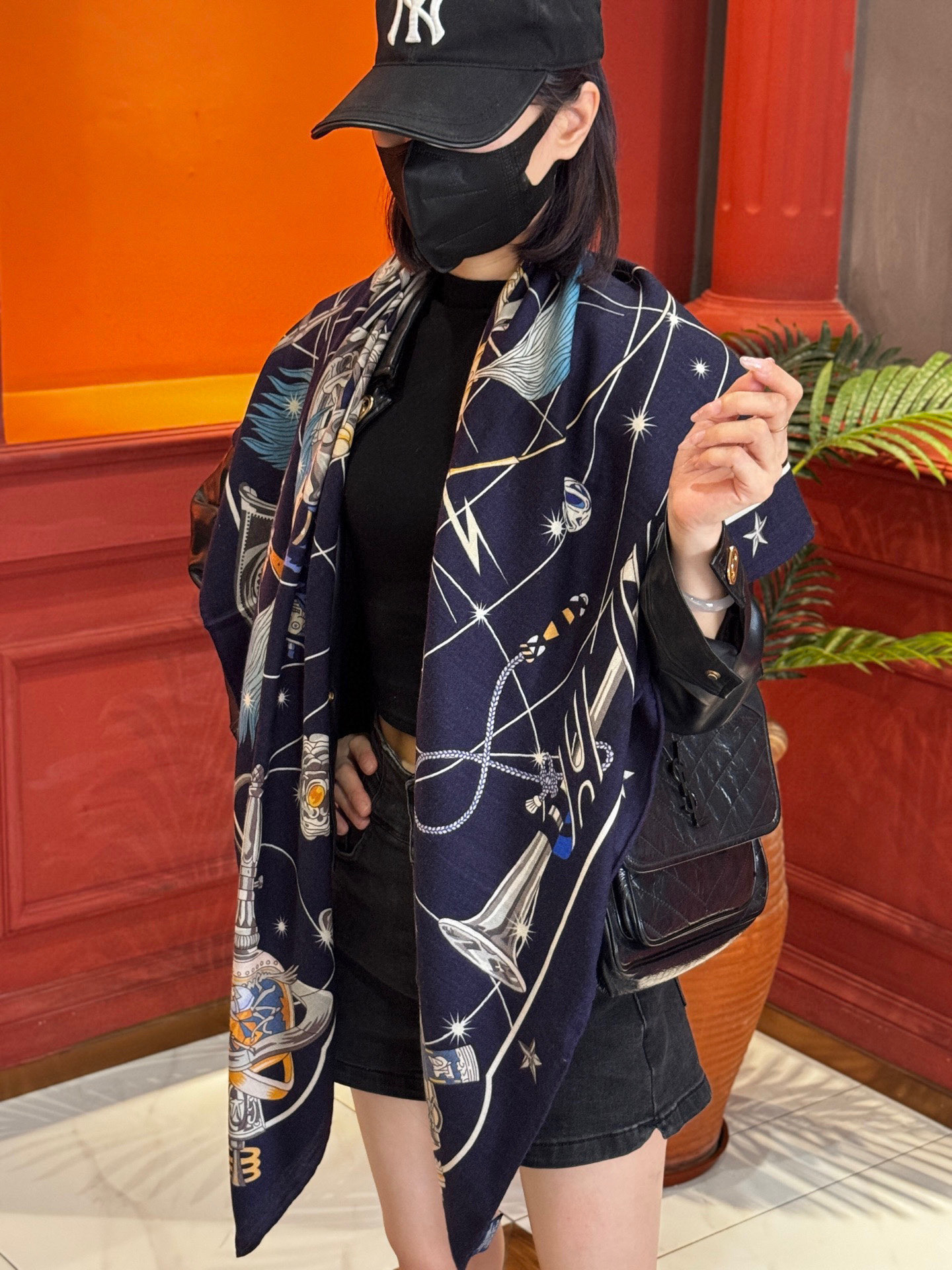 “星辰合唱曲”140丝绒双面同色披肩手工卷边丝绒方巾（30%桑蚕丝70%羊绒）这款经典单品展现强大而迷人