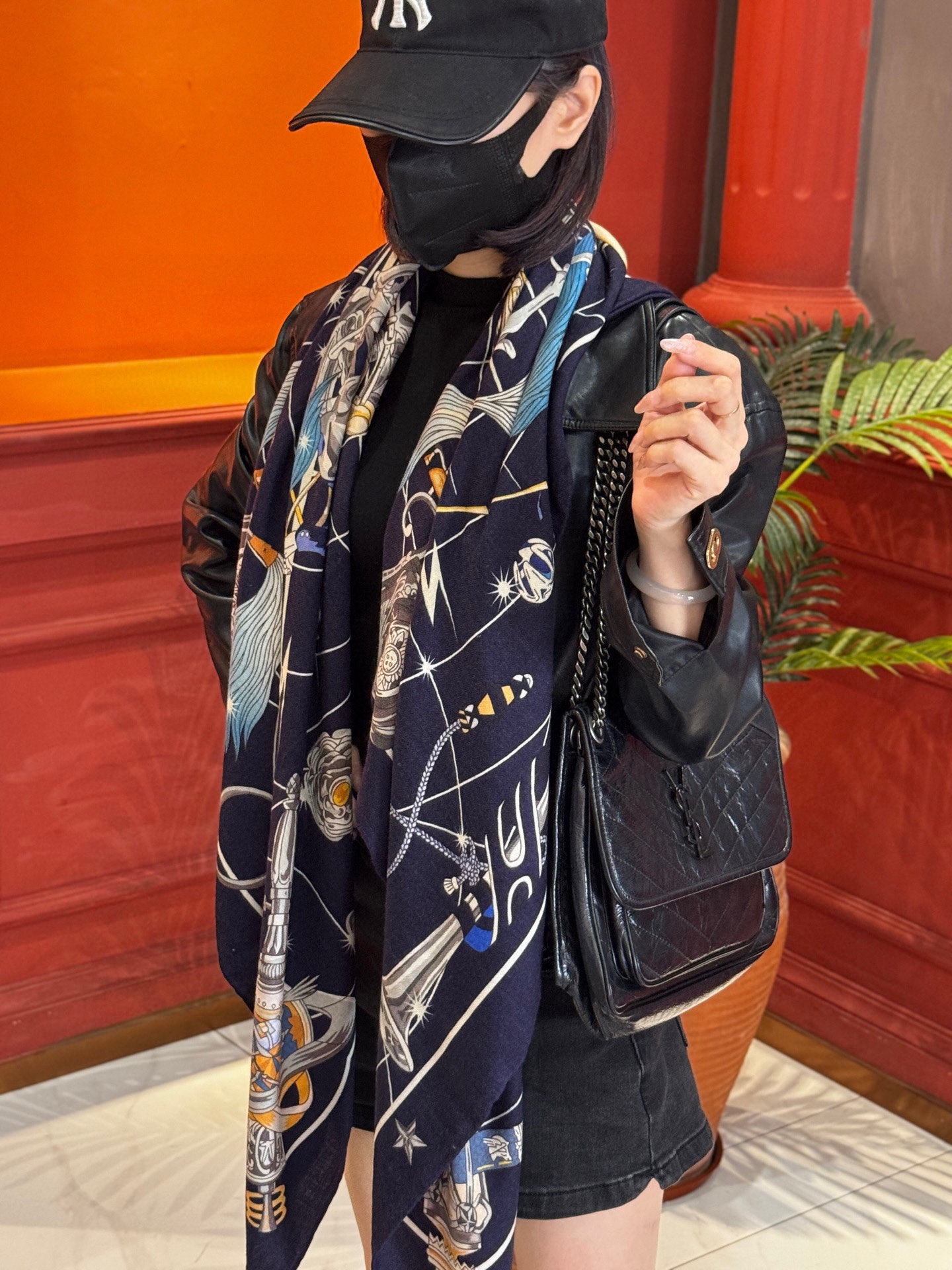 “星辰合唱曲”140丝绒双面同色披肩手工卷边丝绒方巾（30%桑蚕丝70%羊绒）这款经典单品展现强大而迷人