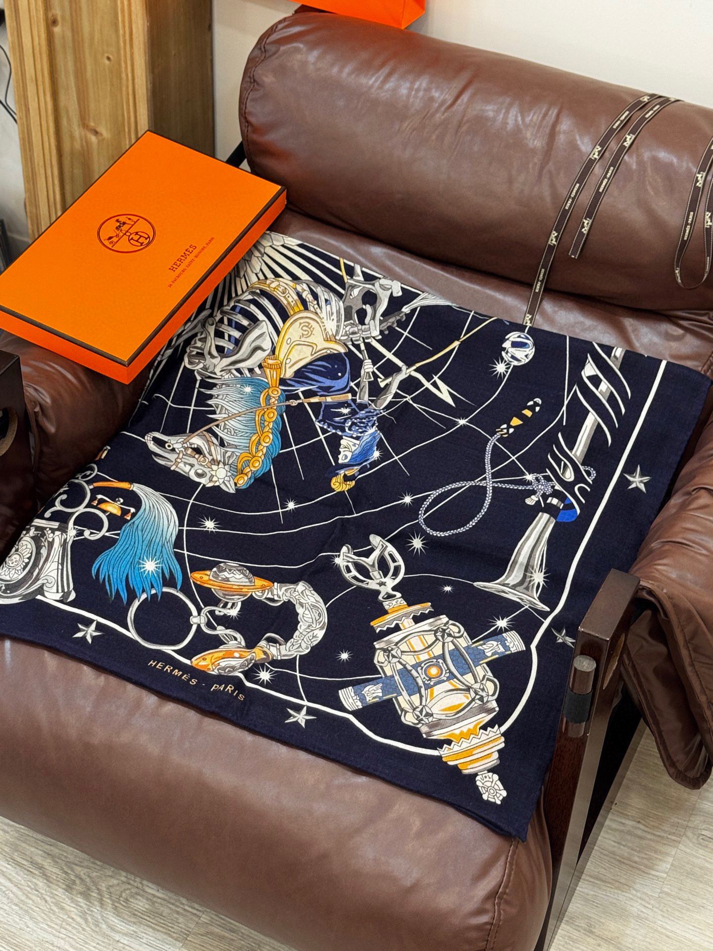 “星辰合唱曲”140丝绒双面同色披肩手工卷边丝绒方巾（30%桑蚕丝70%羊绒）这款经典单品展现强大而迷人