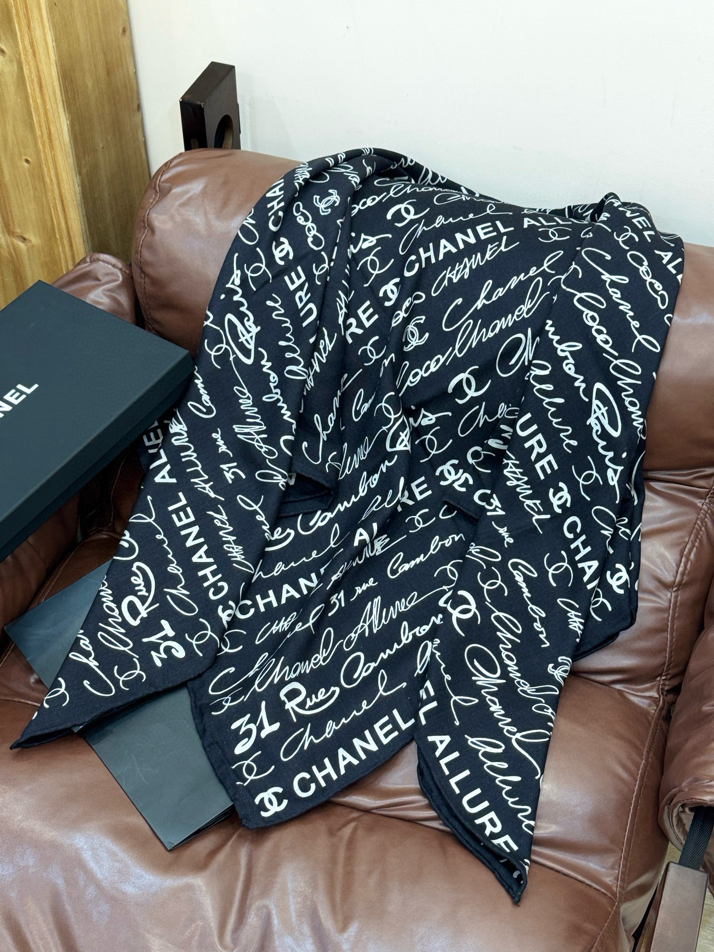 Chanel-丝绒双面方巾【140双面同色】出道即巅峰🐂火爆到一条难求🖤高级感十足的字母CC，和一切经典