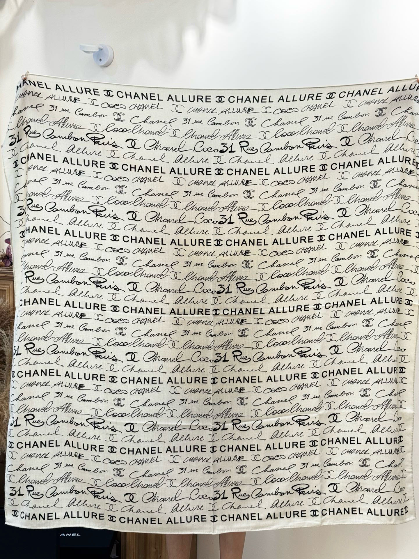 Chanel-丝绒双面方巾【140双面同色】出道即巅峰🐂火爆到一条难求🖤高级感十足的字母CC，和一切经典