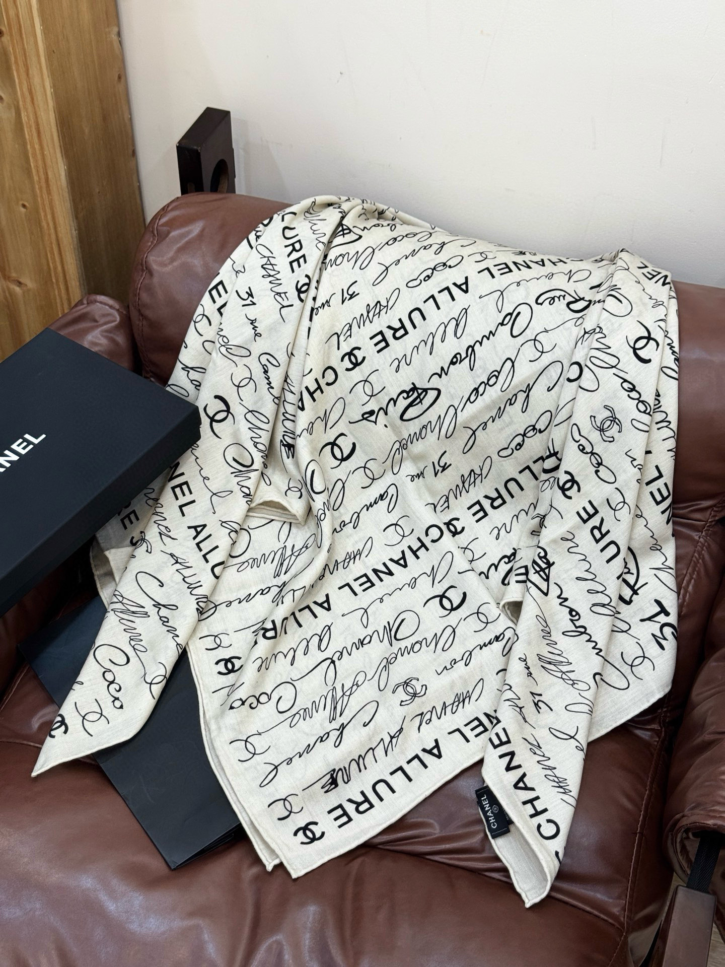 Chanel-丝绒双面方巾【140双面同色】出道即巅峰🐂火爆到一条难求🖤高级感十足的字母CC，和一切经典